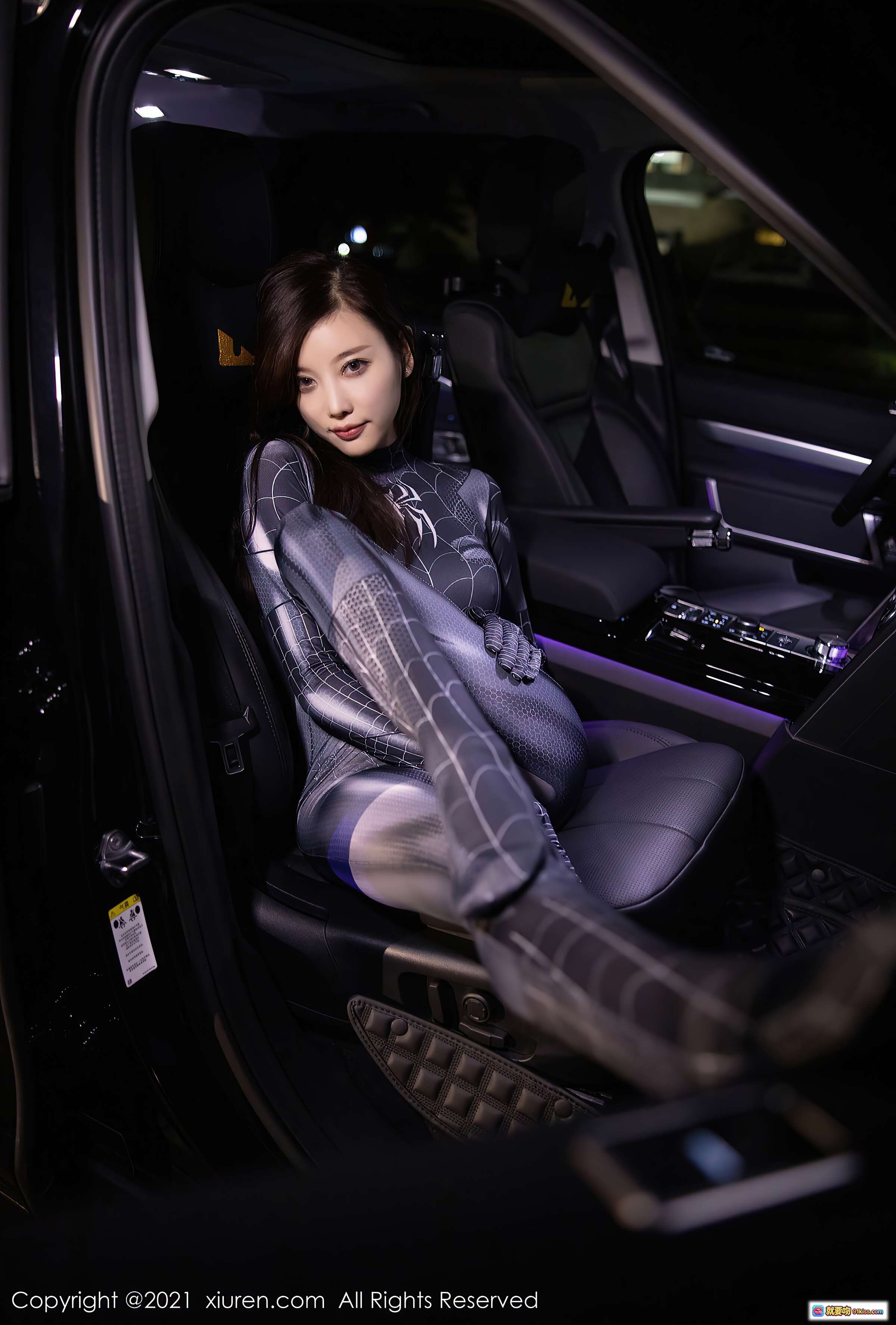 图片[1] - 杨晨晨sugar车内写真｜紧身网格连体衣｜暗调氛围感｜时尚性感造型｜XIUREN秀人网2021精选 - 就要吻