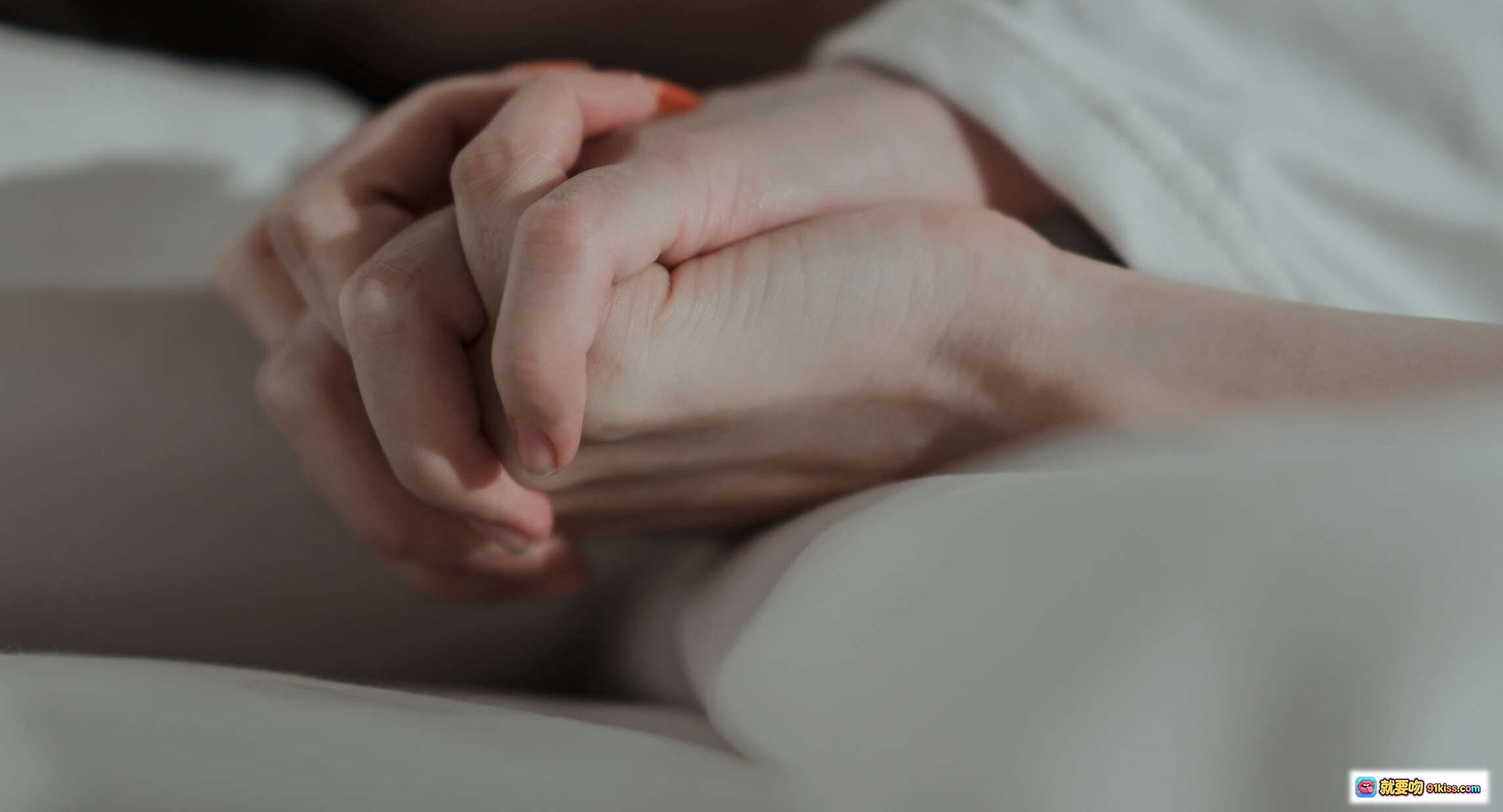 图片[3] - 秋日慵懒风美女品咖啡写真 | 棕色系穿搭+蕾丝内搭+居家床拍 | 秋和柯基NO.031故事集48P高清图集 - 就要吻