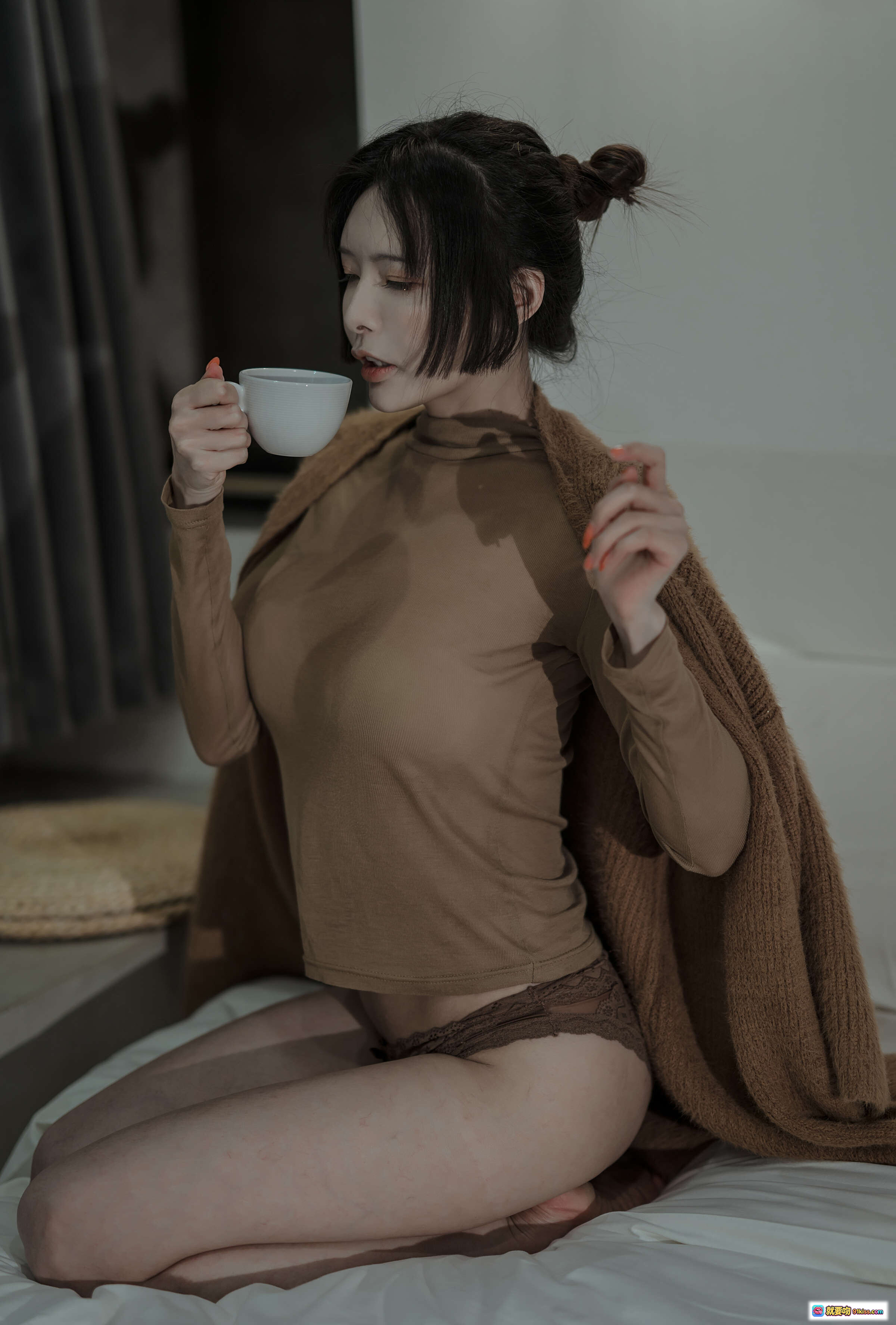 图片[1] - 秋日慵懒风美女品咖啡写真 | 棕色系穿搭+蕾丝内搭+居家床拍 | 秋和柯基NO.031故事集48P高清图集 - 就要吻