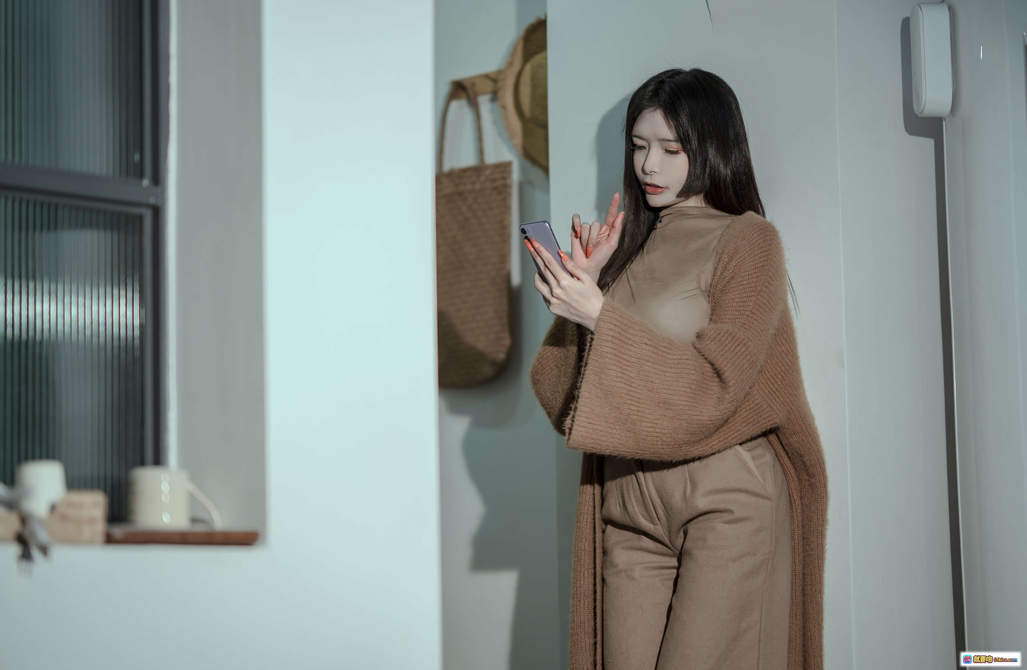 图片[9] - 秋日慵懒风美女品咖啡写真 | 棕色系穿搭+蕾丝内搭+居家床拍 | 秋和柯基NO.031故事集48P高清图集 - 就要吻