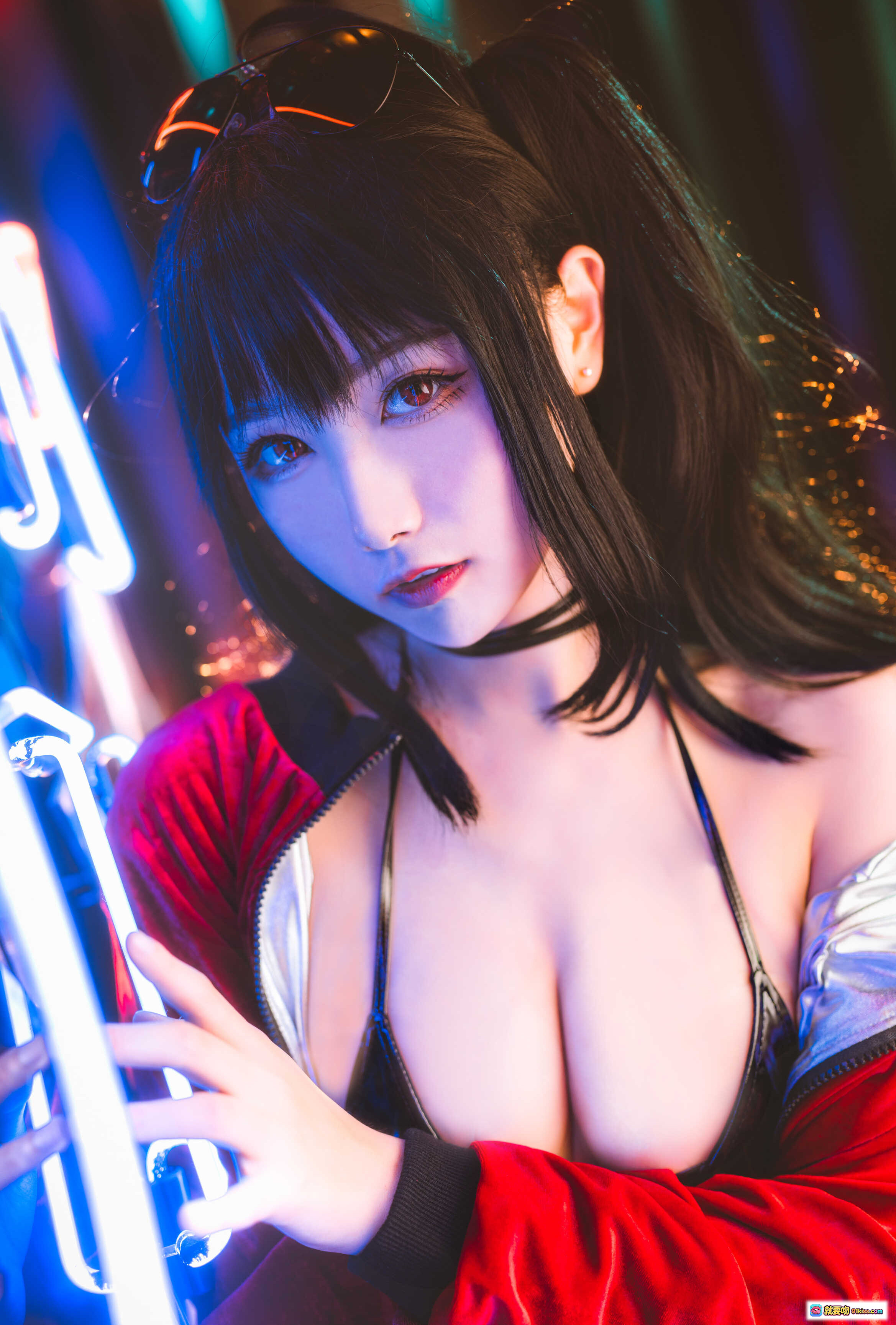 图片[2] - Momoko葵葵NO.023赛车主题Cosplay写真｜黑发双马尾+红银战衣+霓虹夜景+性感坐姿+红色皮椅美拍 - 就要吻
