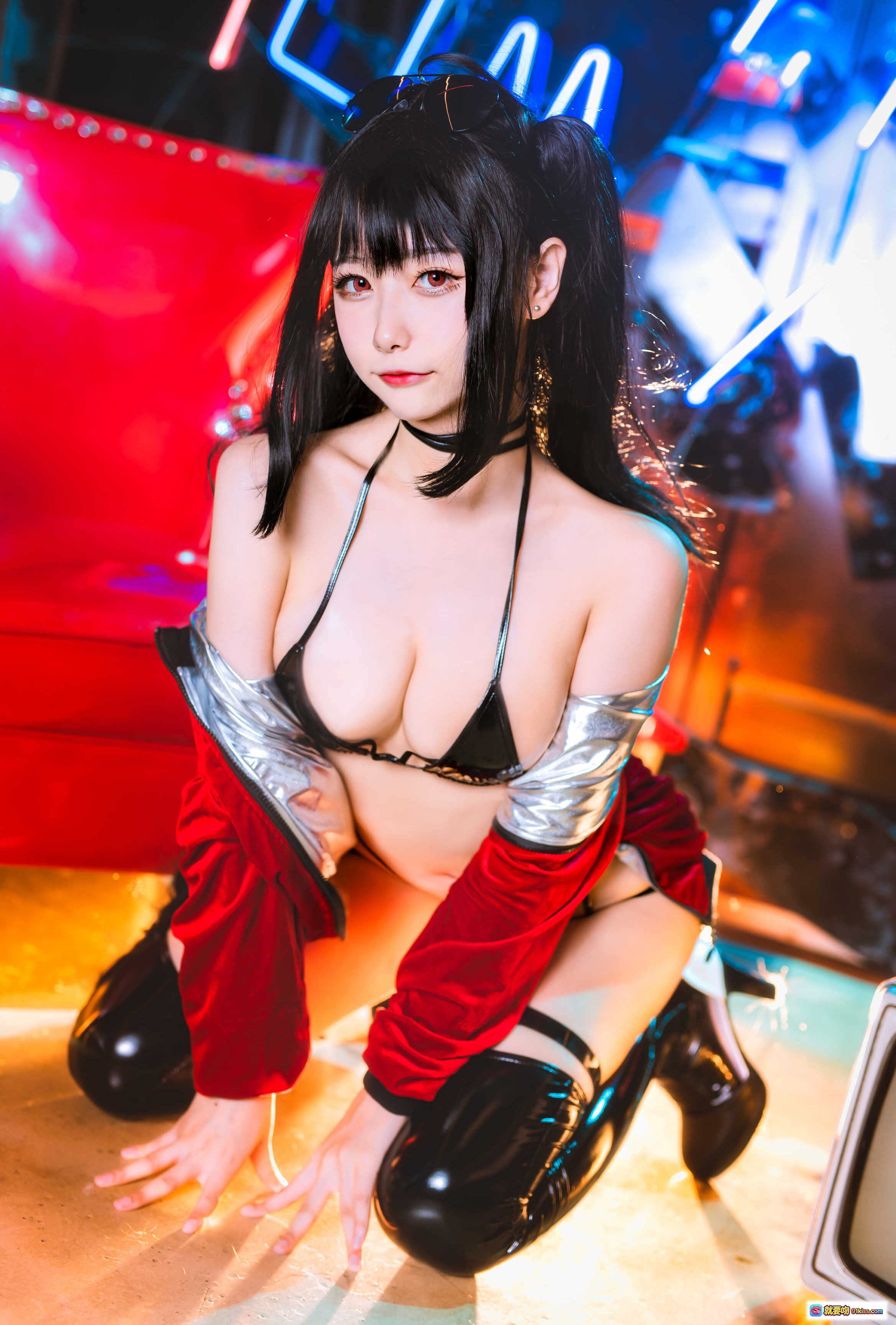 图片[4] - Momoko葵葵NO.023赛车主题Cosplay写真｜黑发双马尾+红银战衣+霓虹夜景+性感坐姿+红色皮椅美拍 - 就要吻