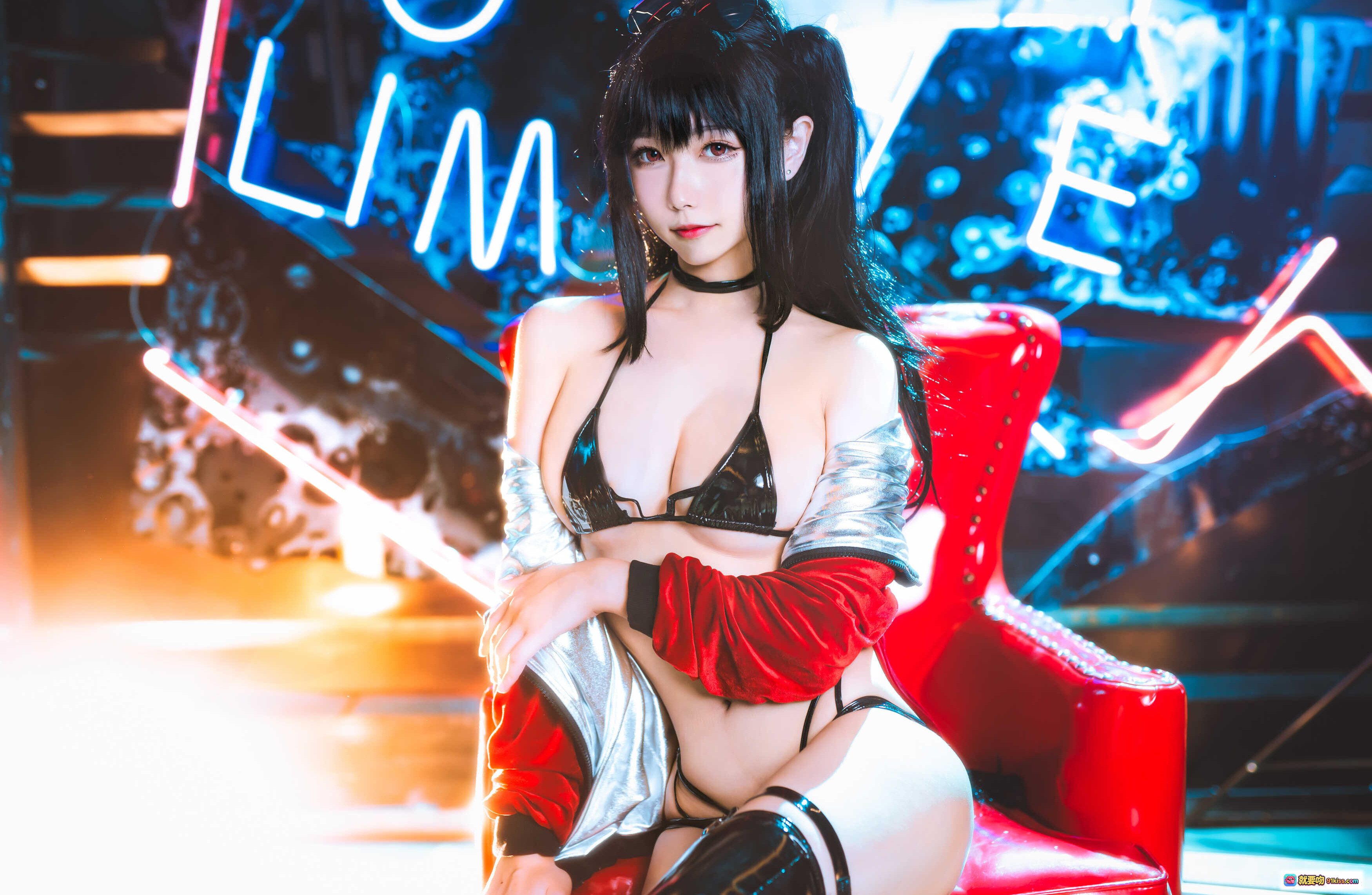 Momoko葵葵NO.023赛车主题Cosplay写真｜黑发双马尾+红银战衣+霓虹夜景+性感坐姿+红色皮椅美拍 - 就要吻