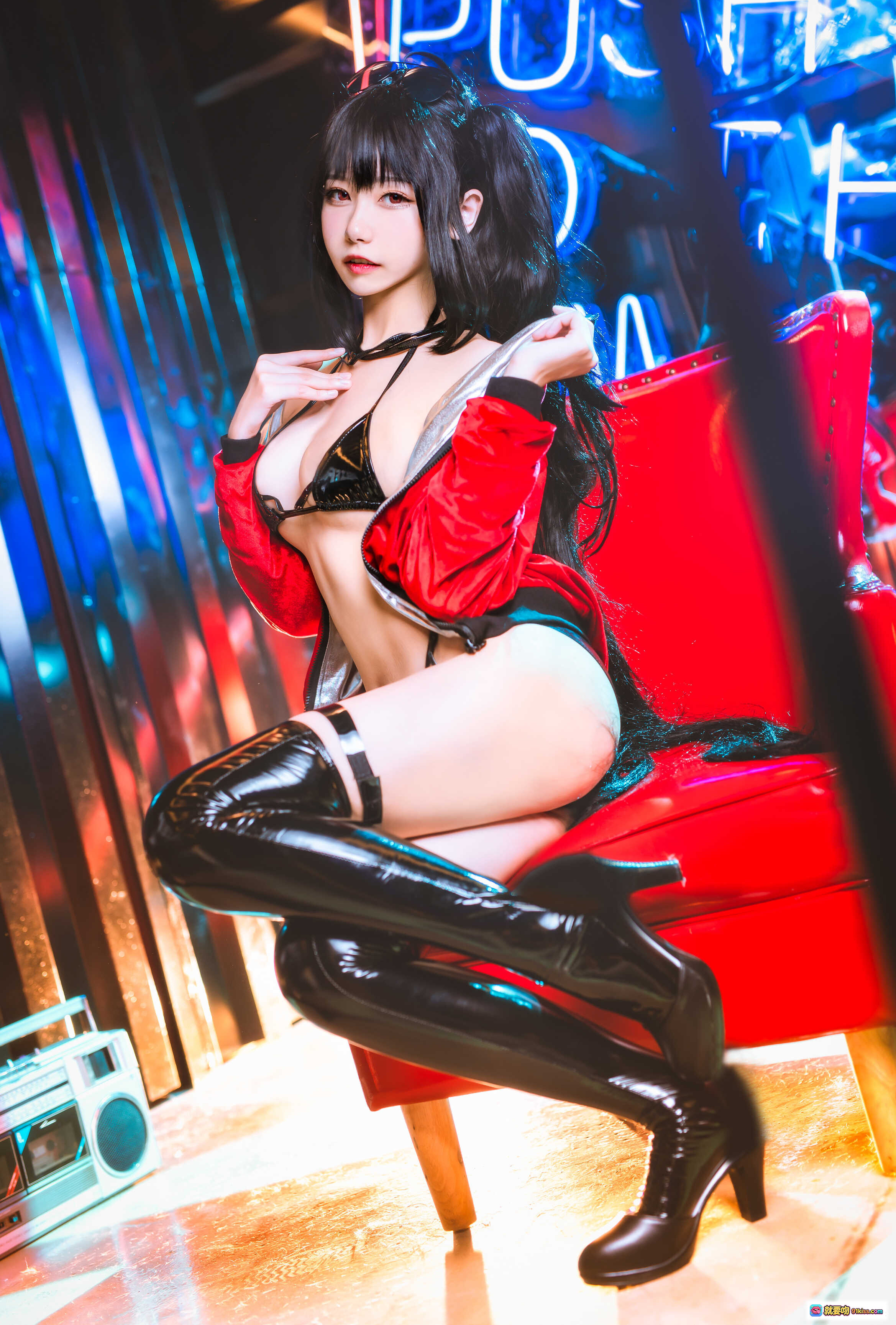 图片[3] - Momoko葵葵NO.023赛车主题Cosplay写真｜黑发双马尾+红银战衣+霓虹夜景+性感坐姿+红色皮椅美拍 - 就要吻