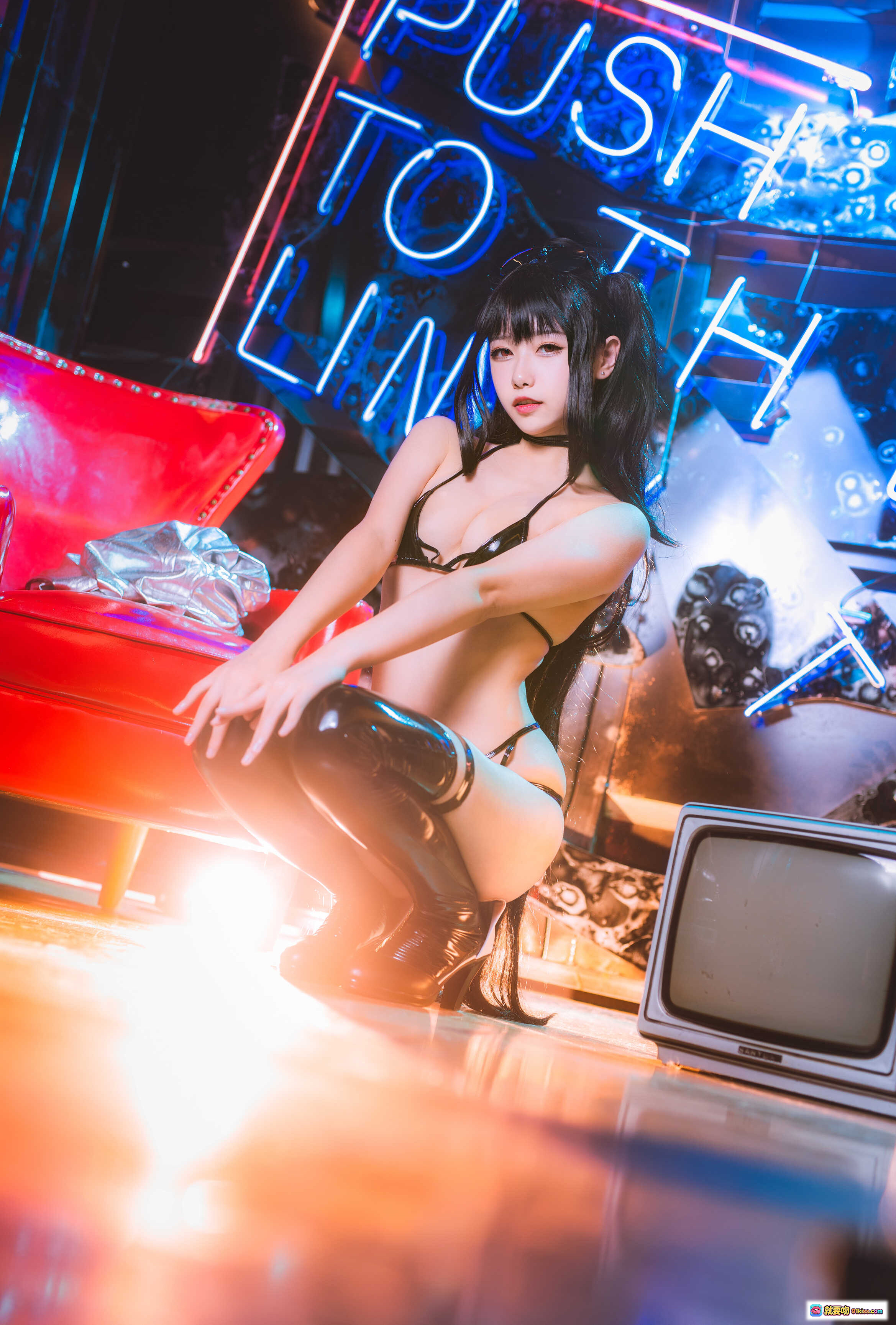 图片[7] - Momoko葵葵NO.023赛车主题Cosplay写真｜黑发双马尾+红银战衣+霓虹夜景+性感坐姿+红色皮椅美拍 - 就要吻