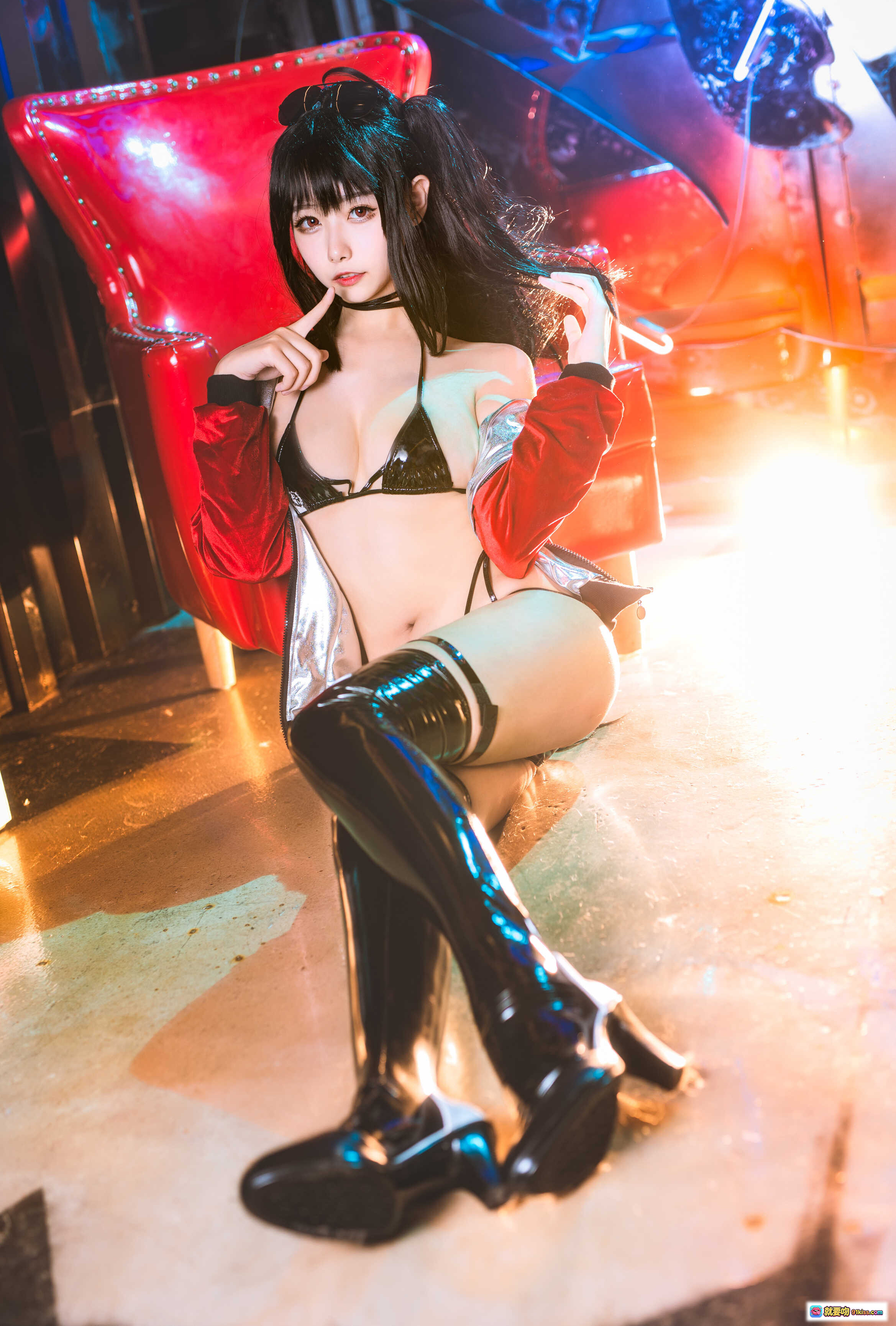 图片[9] - Momoko葵葵NO.023赛车主题Cosplay写真｜黑发双马尾+红银战衣+霓虹夜景+性感坐姿+红色皮椅美拍 - 就要吻