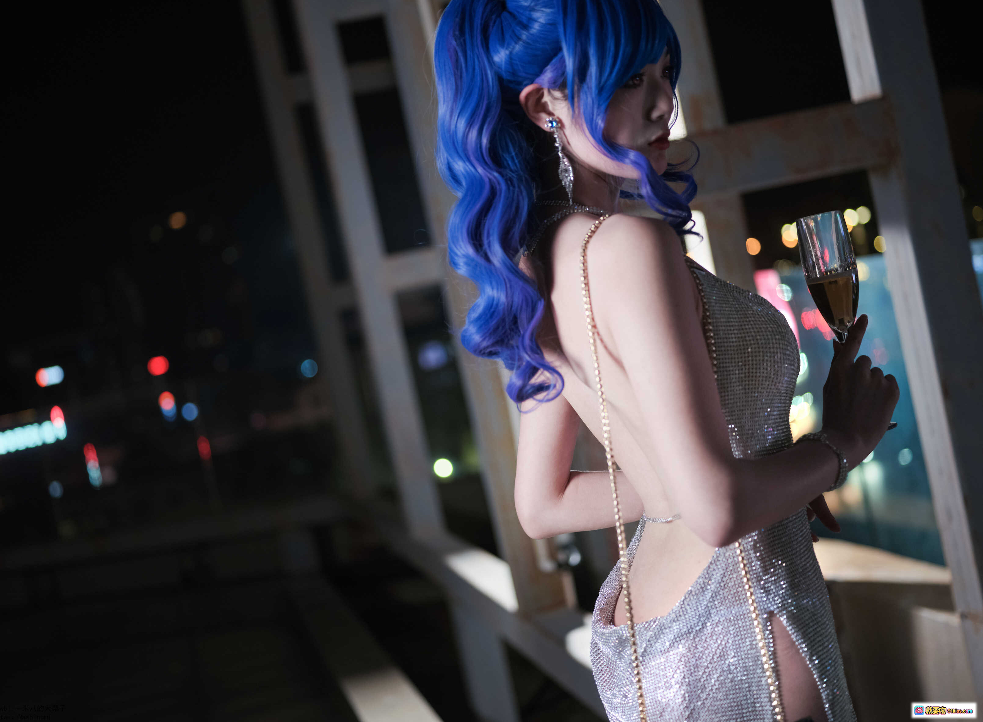 图片[9] - 蓝发红瞳Cosplay美女夜景持香槟杯优雅写真 NO.009 圣路易斯 24P 471MB 高清美图 - 就要吻