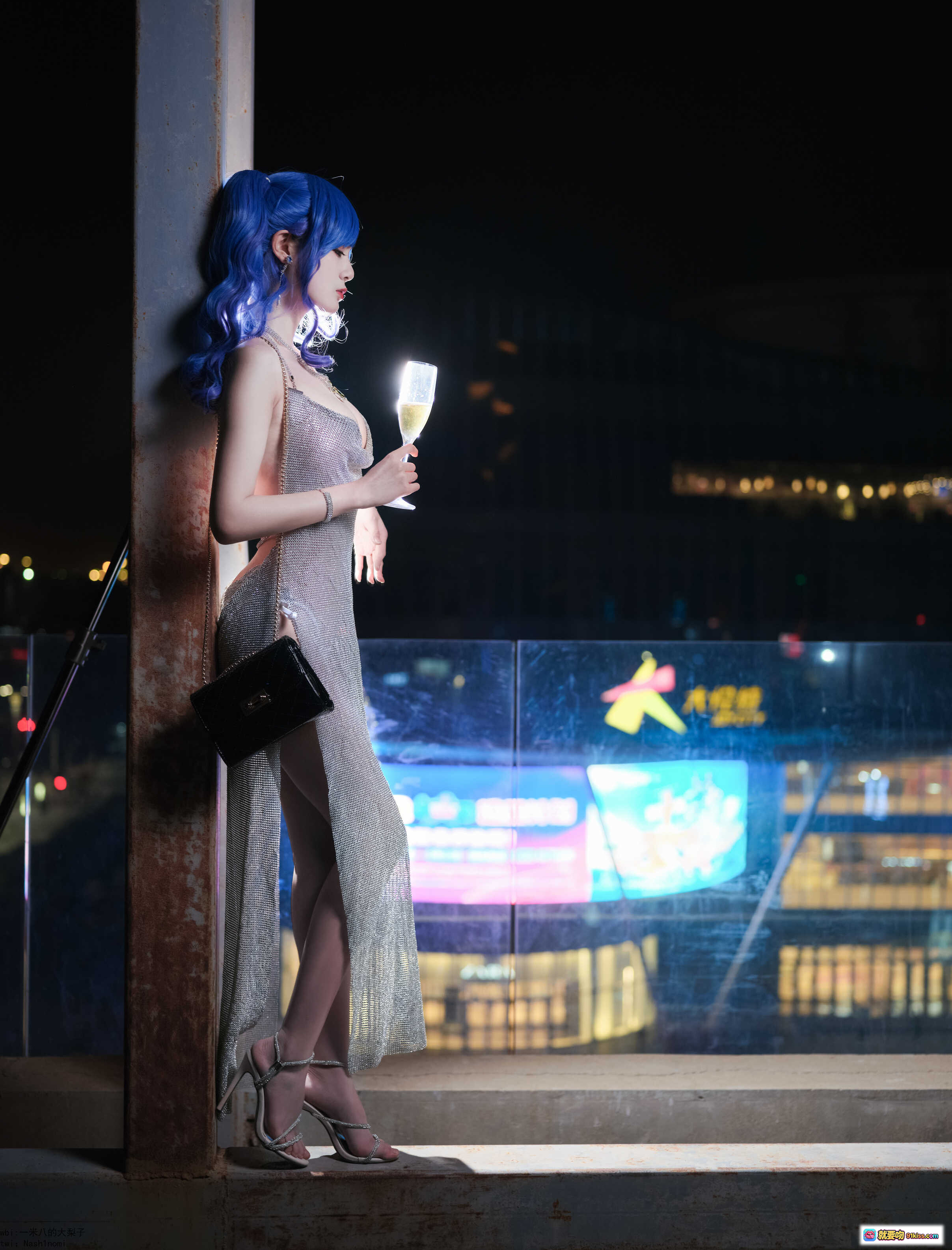 图片[2] - 蓝发红瞳Cosplay美女夜景持香槟杯优雅写真 NO.009 圣路易斯 24P 471MB 高清美图 - 就要吻