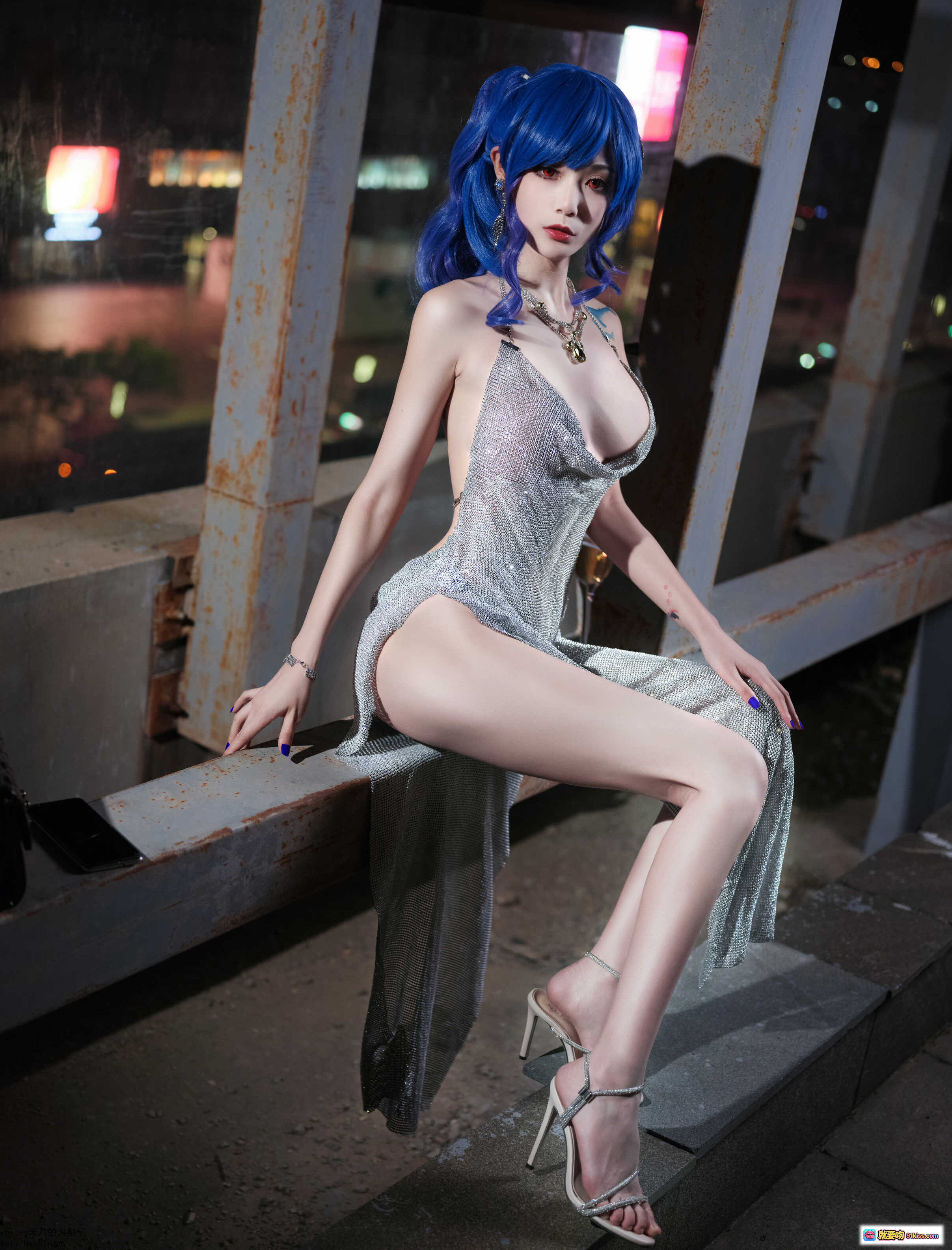 图片[3] - 蓝发红瞳Cosplay美女夜景持香槟杯优雅写真 NO.009 圣路易斯 24P 471MB 高清美图 - 就要吻