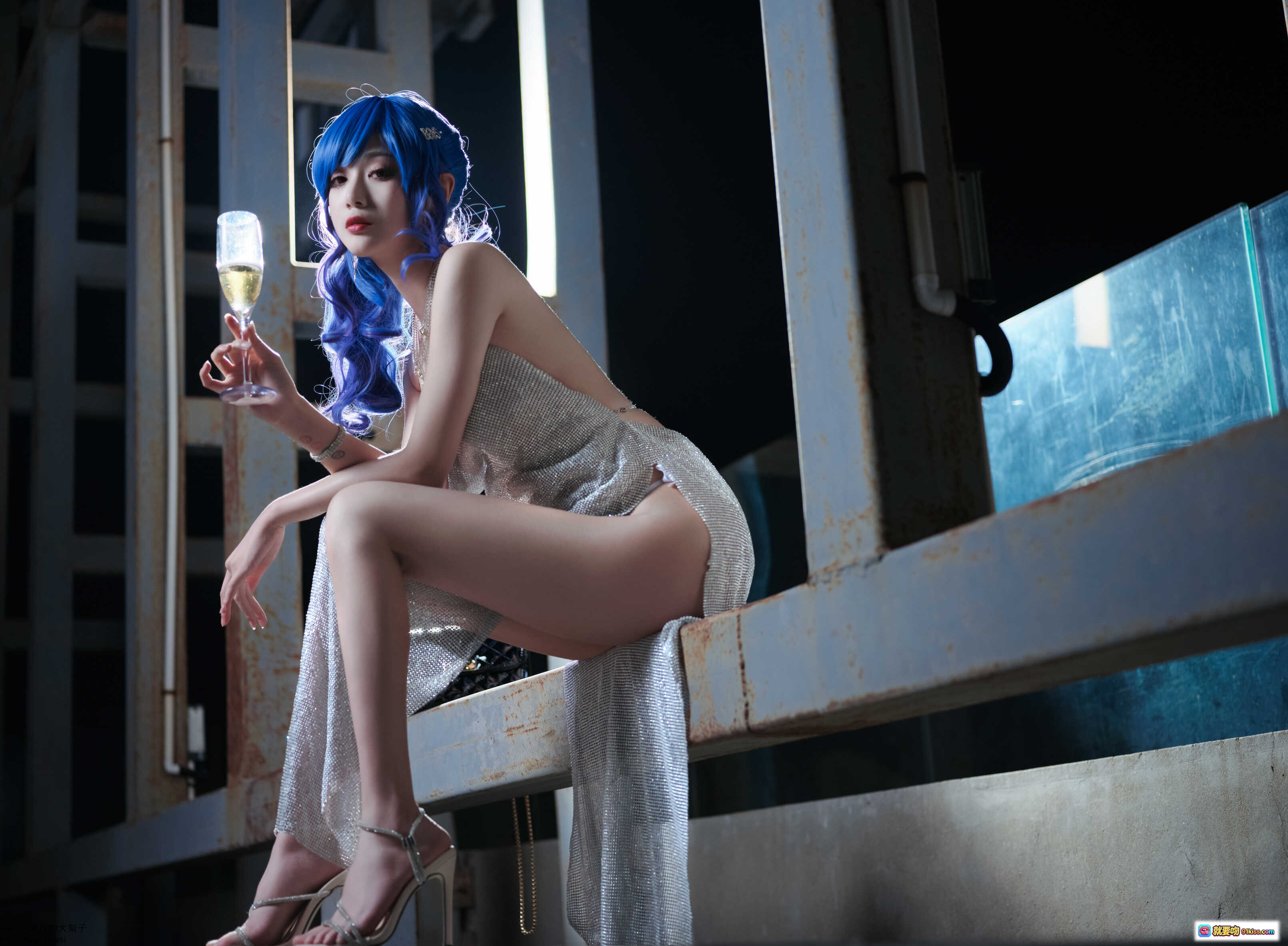图片[4] - 蓝发红瞳Cosplay美女夜景持香槟杯优雅写真 NO.009 圣路易斯 24P 471MB 高清美图 - 就要吻