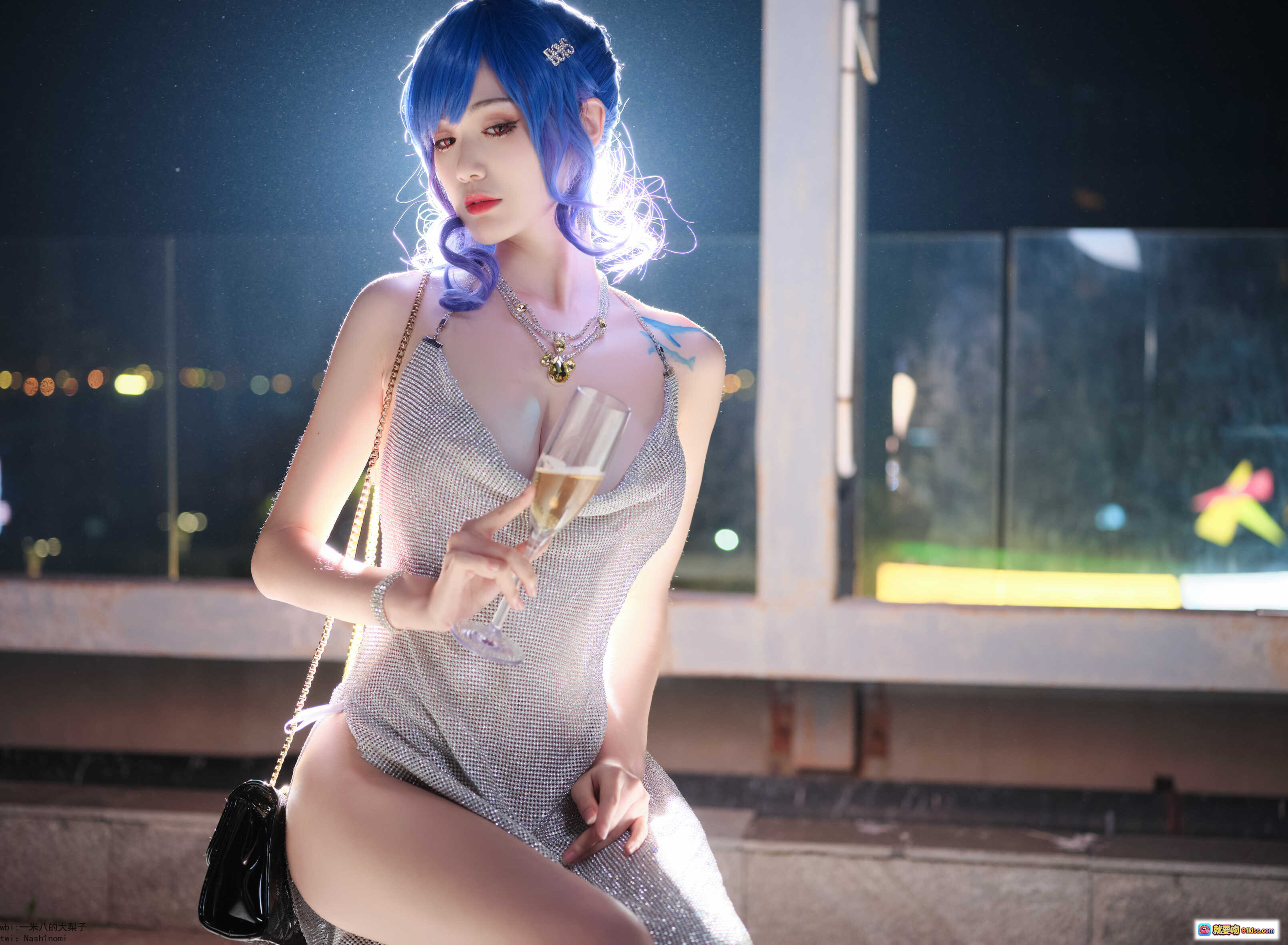 图片[8] - 蓝发红瞳Cosplay美女夜景持香槟杯优雅写真 NO.009 圣路易斯 24P 471MB 高清美图 - 就要吻