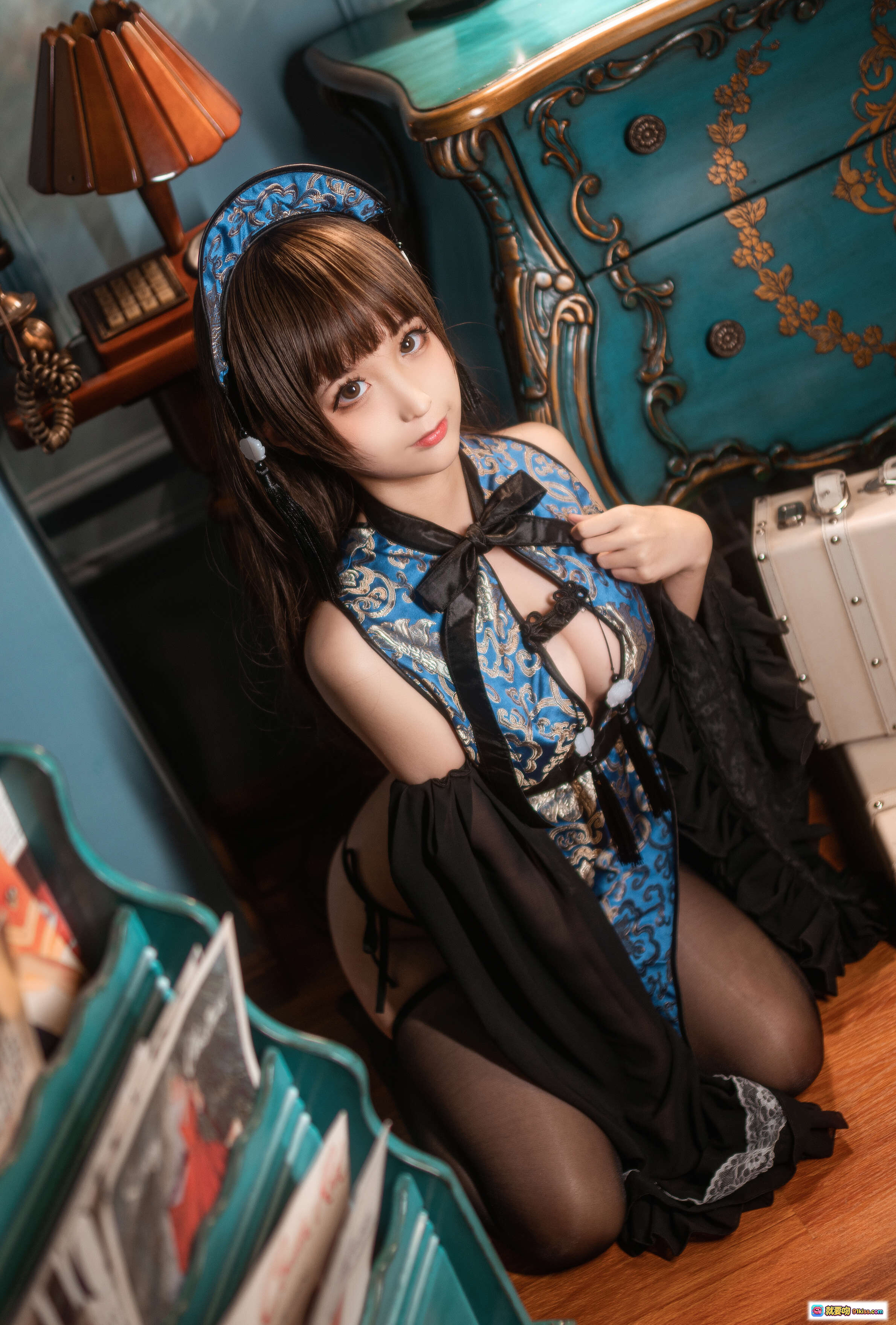 图片[7] - 蠢沫沫NO.097小僵尸Cosplay写真 | 蓝色旗袍黑丝美腿 | 复古房间优雅坐姿 | 40P高清图集 - 就要吻
