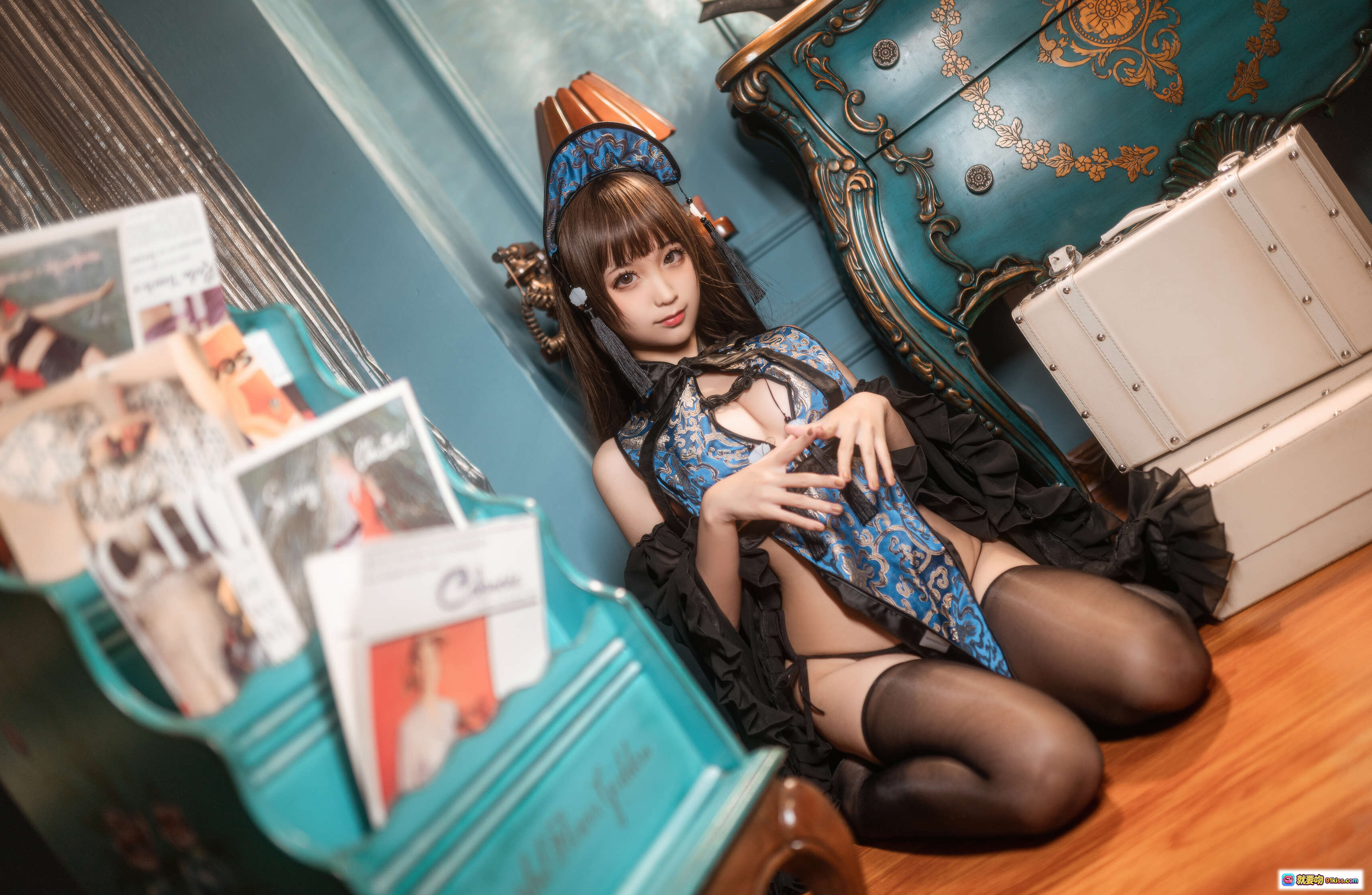 图片[5] - 蠢沫沫NO.097小僵尸Cosplay写真 | 蓝色旗袍黑丝美腿 | 复古房间优雅坐姿 | 40P高清图集 - 就要吻