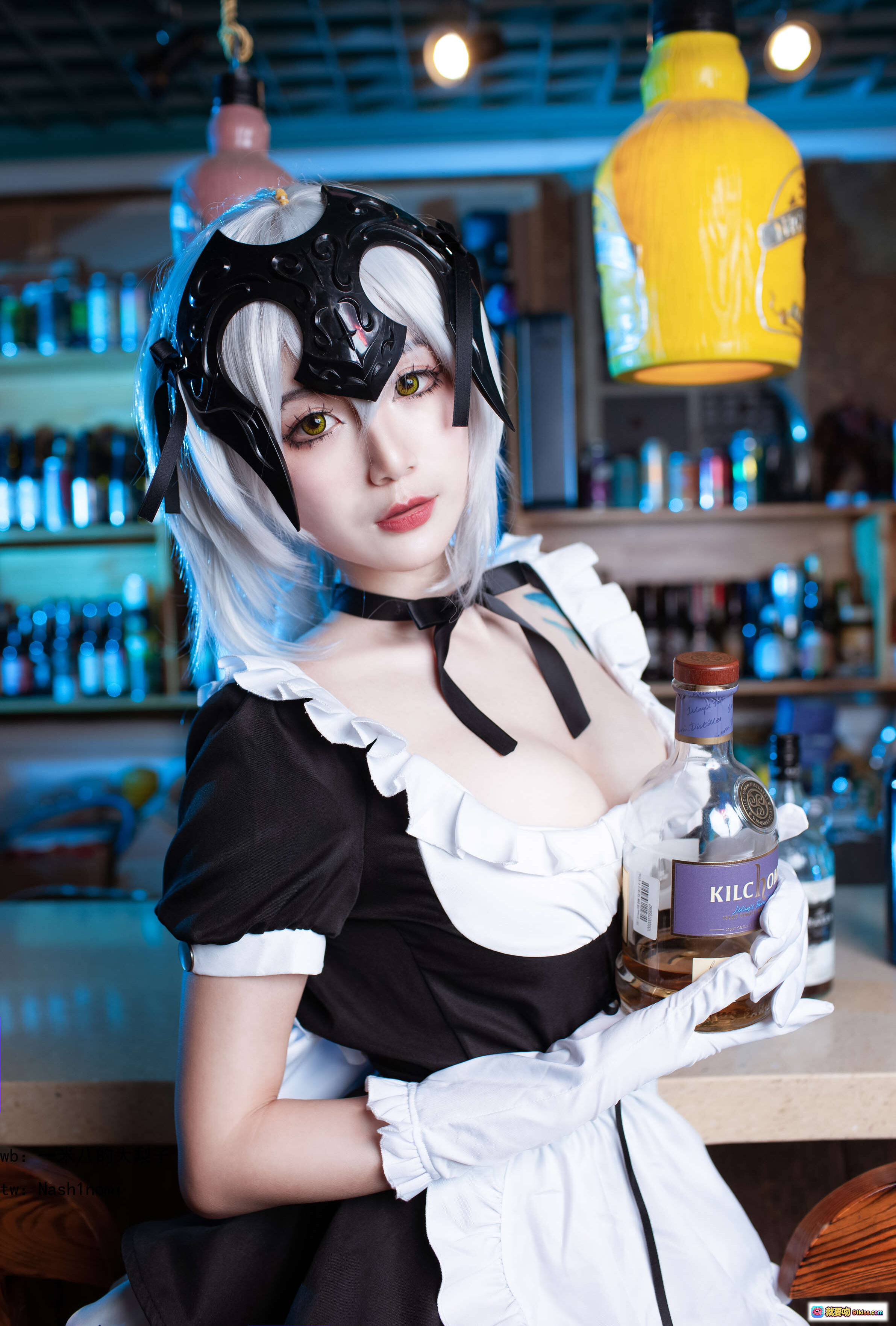 图片[10] - 黑贞GK手办女仆cos写真｜白发黑裙蕾丝袜高跟鞋酒吧场景｜29P高清图集 - 就要吻