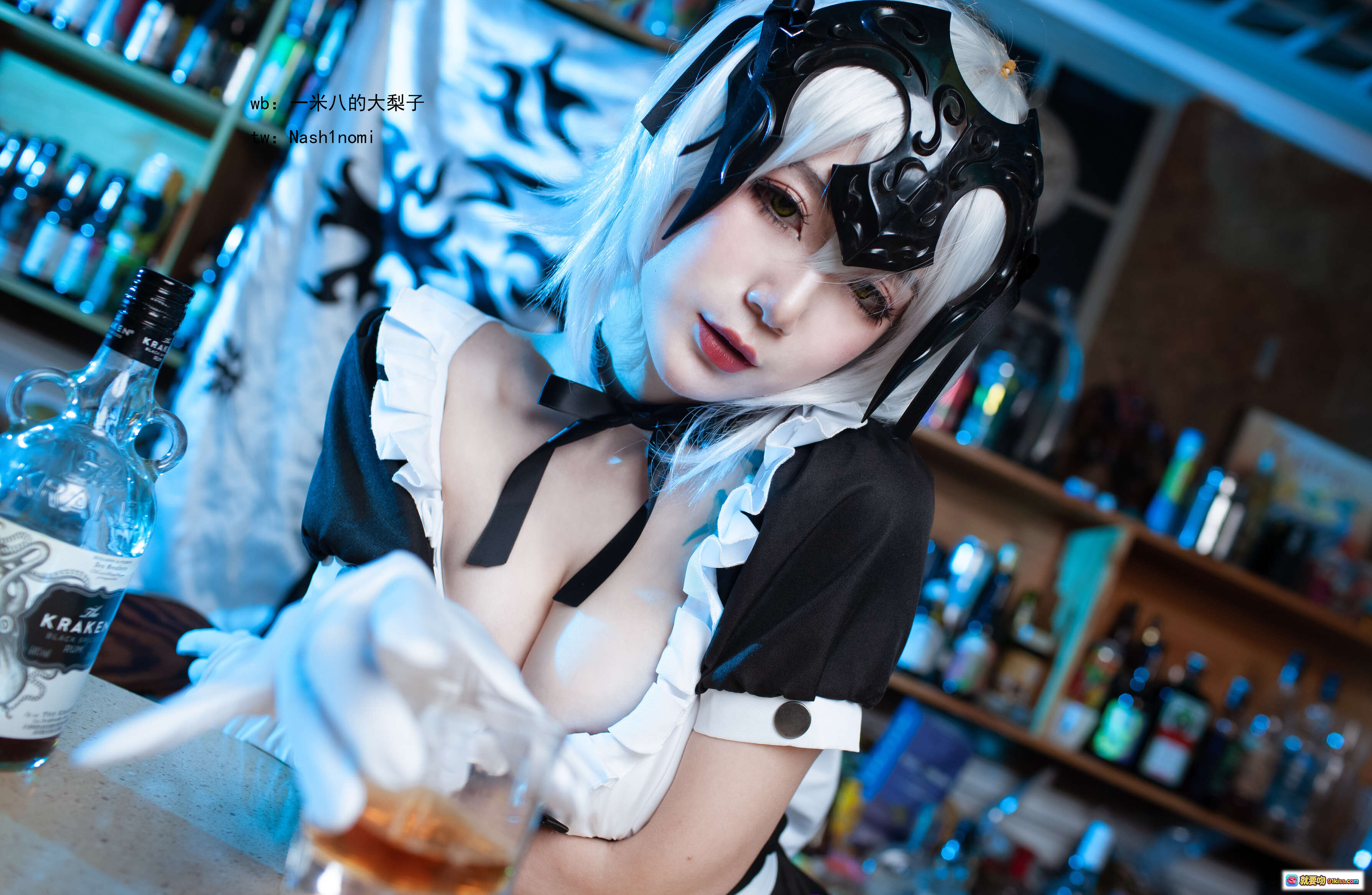 图片[5] - 黑贞GK手办女仆cos写真｜白发黑裙蕾丝袜高跟鞋酒吧场景｜29P高清图集 - 就要吻