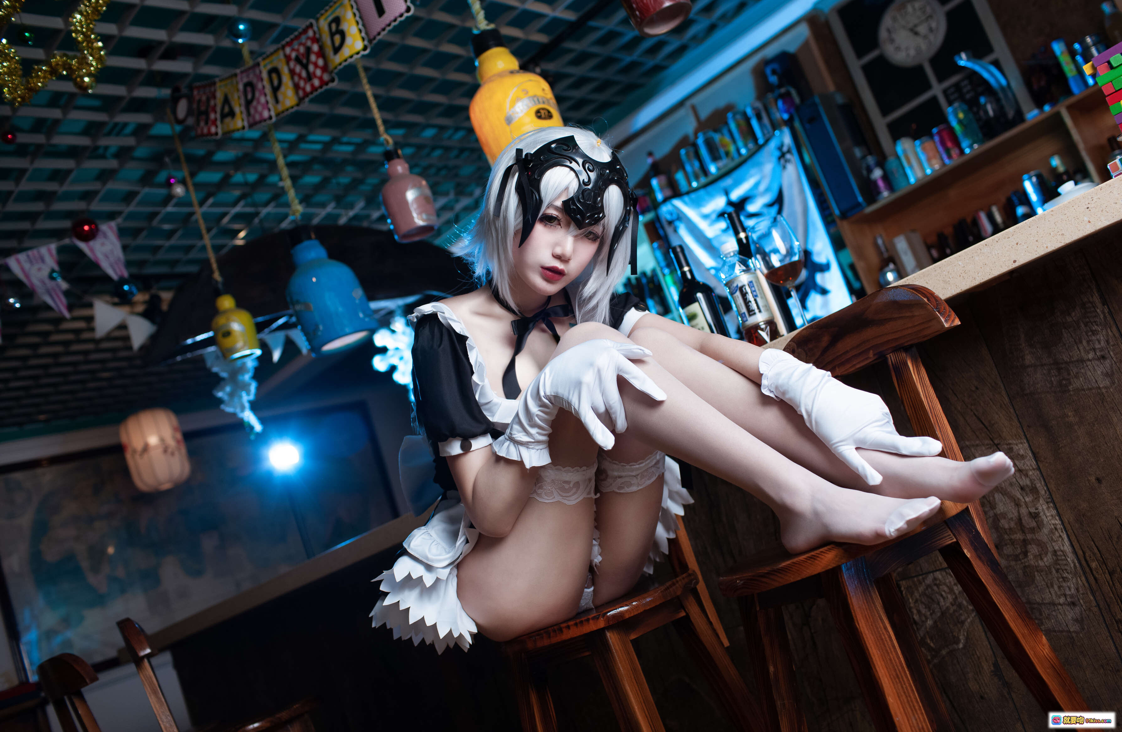 图片[3] - 黑贞GK手办女仆cos写真｜白发黑裙蕾丝袜高跟鞋酒吧场景｜29P高清图集 - 就要吻