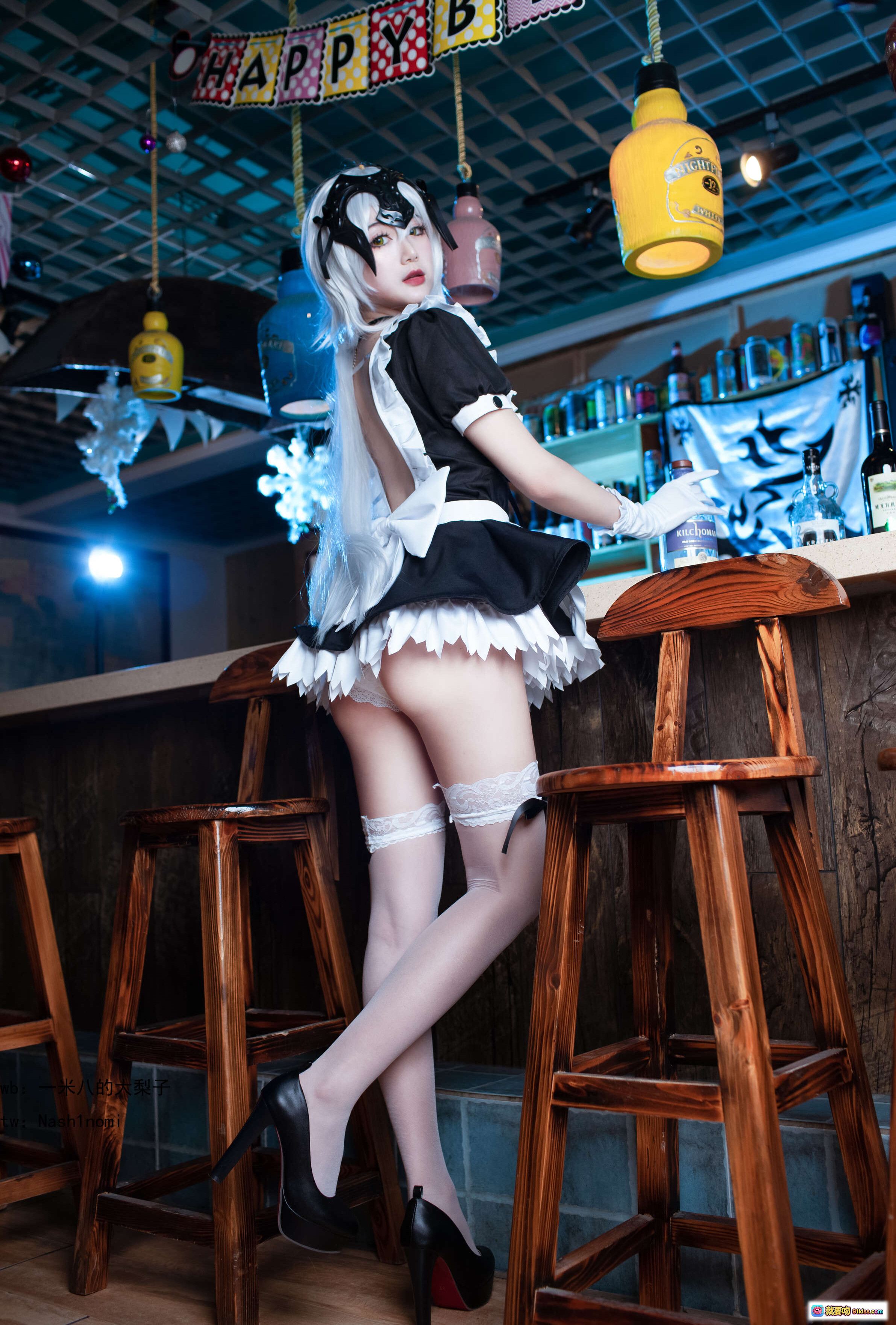 图片[1] - 黑贞GK手办女仆cos写真｜白发黑裙蕾丝袜高跟鞋酒吧场景｜29P高清图集 - 就要吻