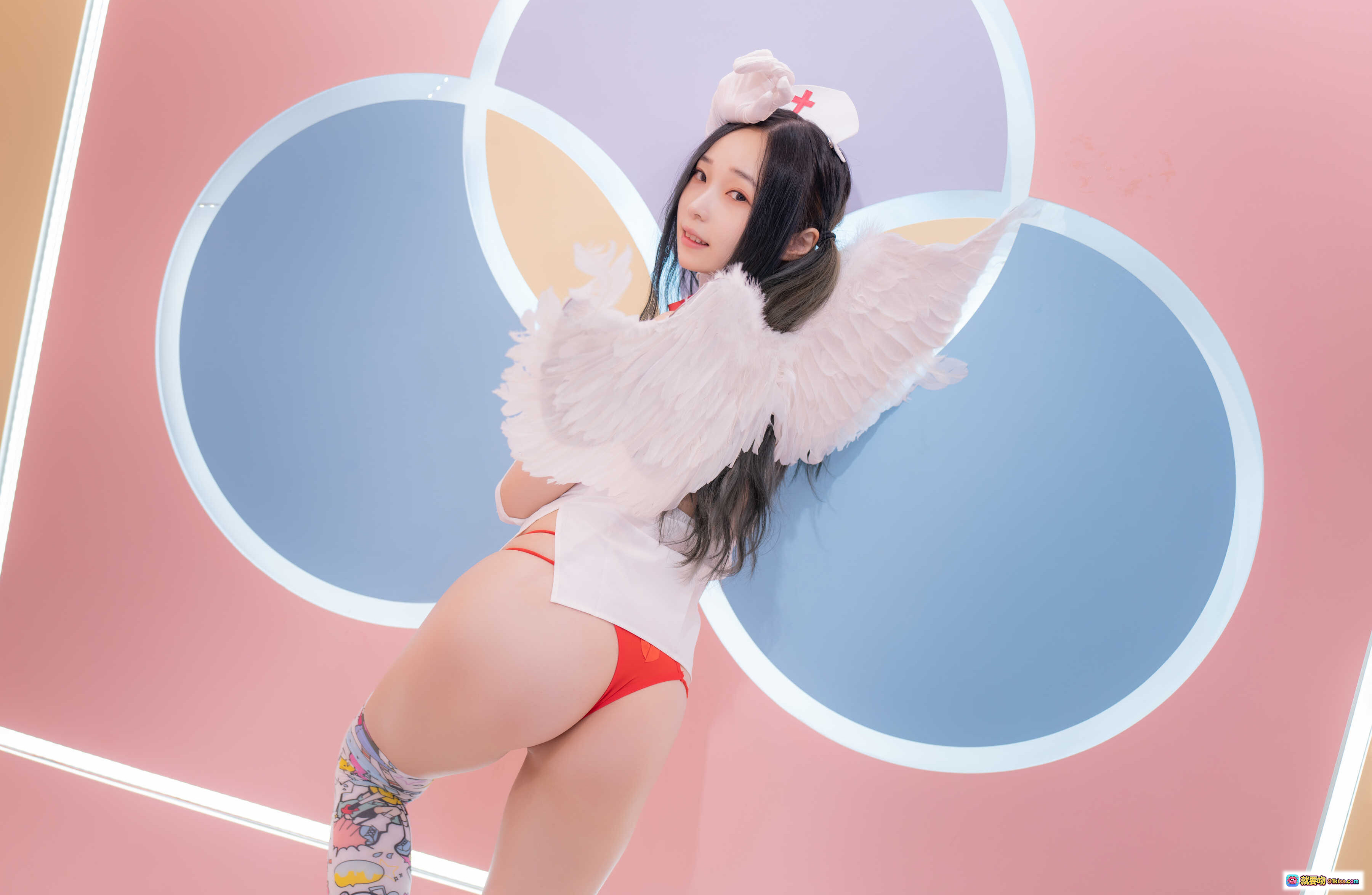 图片[9] - Bambi CREAMSODA VOL.11 护士装写真｜双马尾+红十字元素+卡通丝袜+白色长手套+粉蓝背景坐姿美拍 - 就要吻