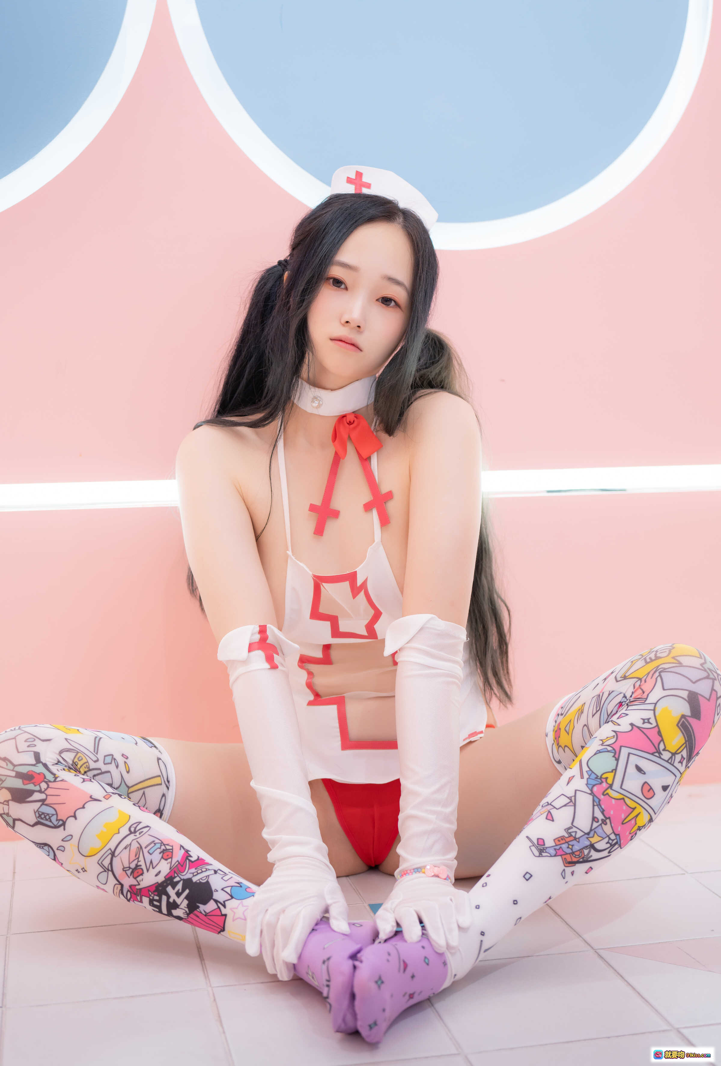 Bambi CREAMSODA VOL.11 护士装写真｜双马尾+红十字元素+卡通丝袜+白色长手套+粉蓝背景坐姿美拍 - 就要吻