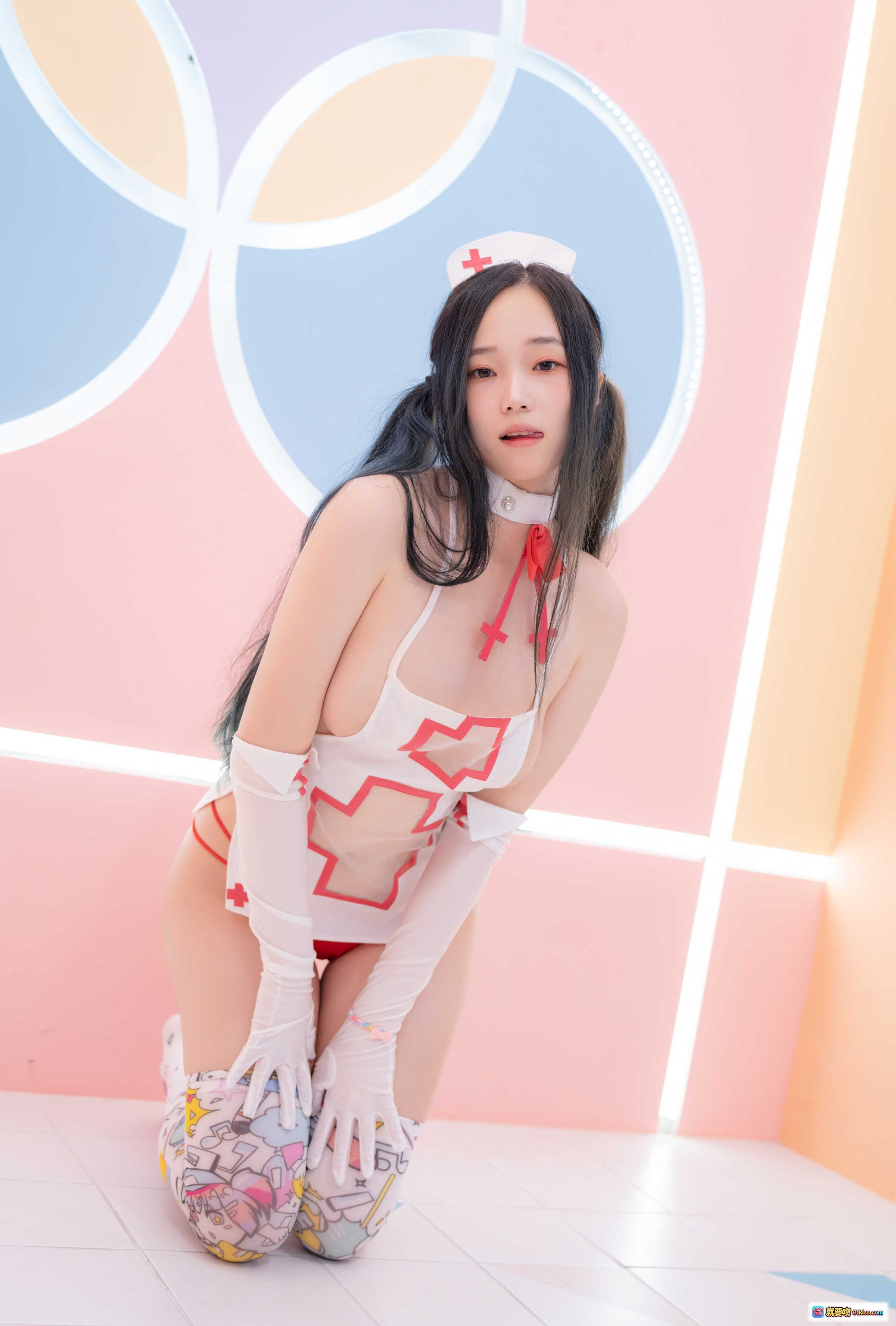 图片[10] - Bambi CREAMSODA VOL.11 护士装写真｜双马尾+红十字元素+卡通丝袜+白色长手套+粉蓝背景坐姿美拍 - 就要吻
