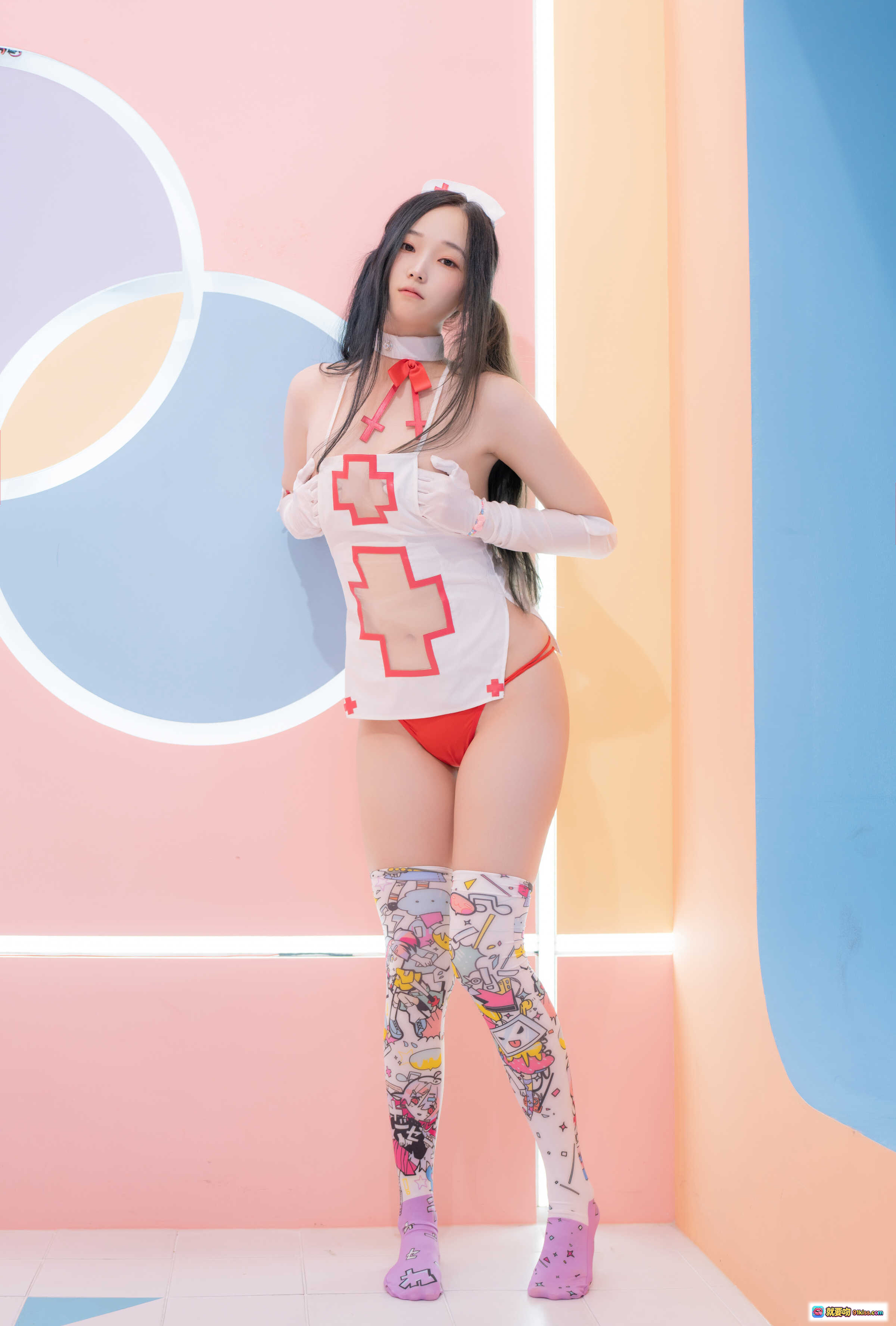 图片[4] - Bambi CREAMSODA VOL.11 护士装写真｜双马尾+红十字元素+卡通丝袜+白色长手套+粉蓝背景坐姿美拍 - 就要吻