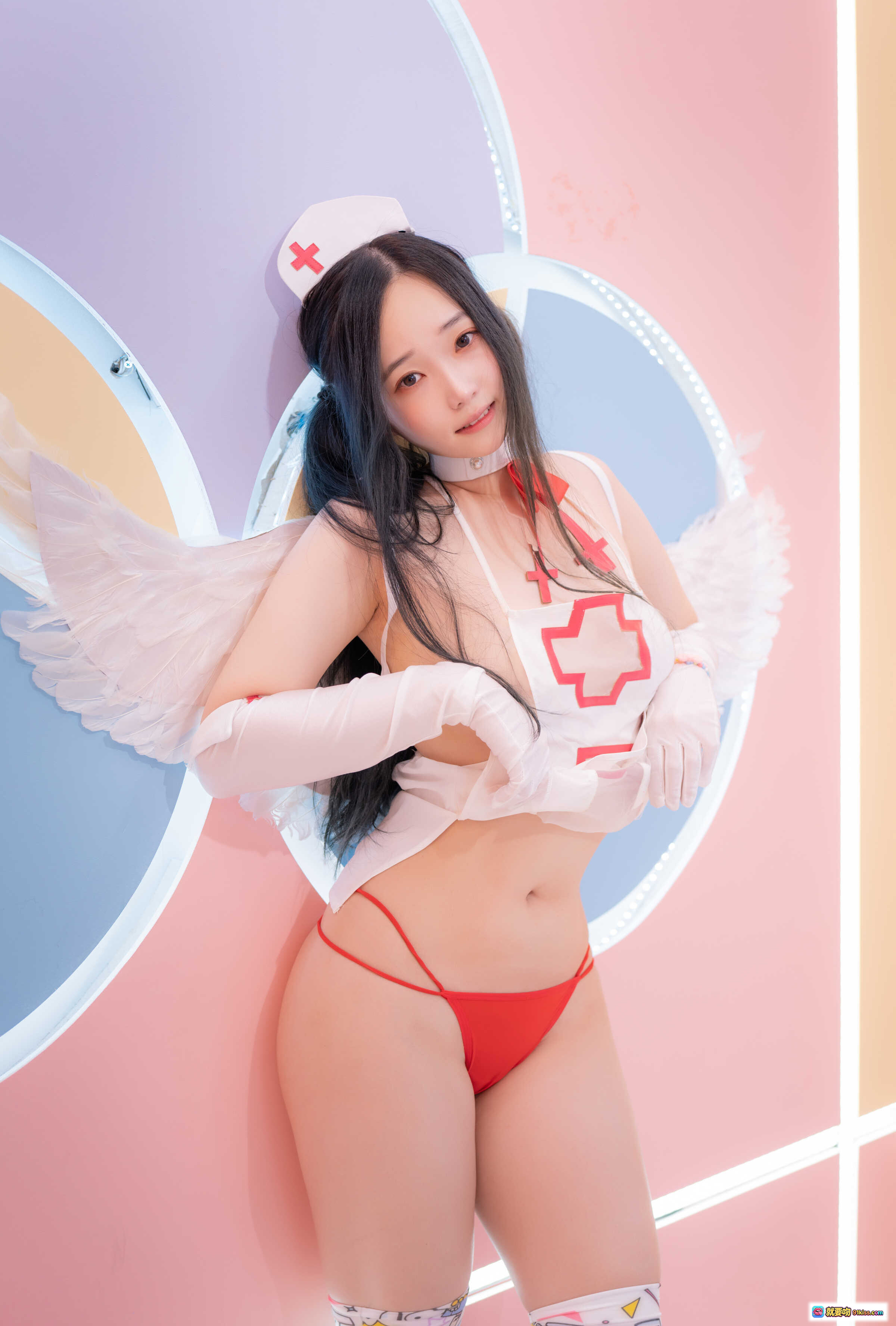 图片[2] - Bambi CREAMSODA VOL.11 护士装写真｜双马尾+红十字元素+卡通丝袜+白色长手套+粉蓝背景坐姿美拍 - 就要吻