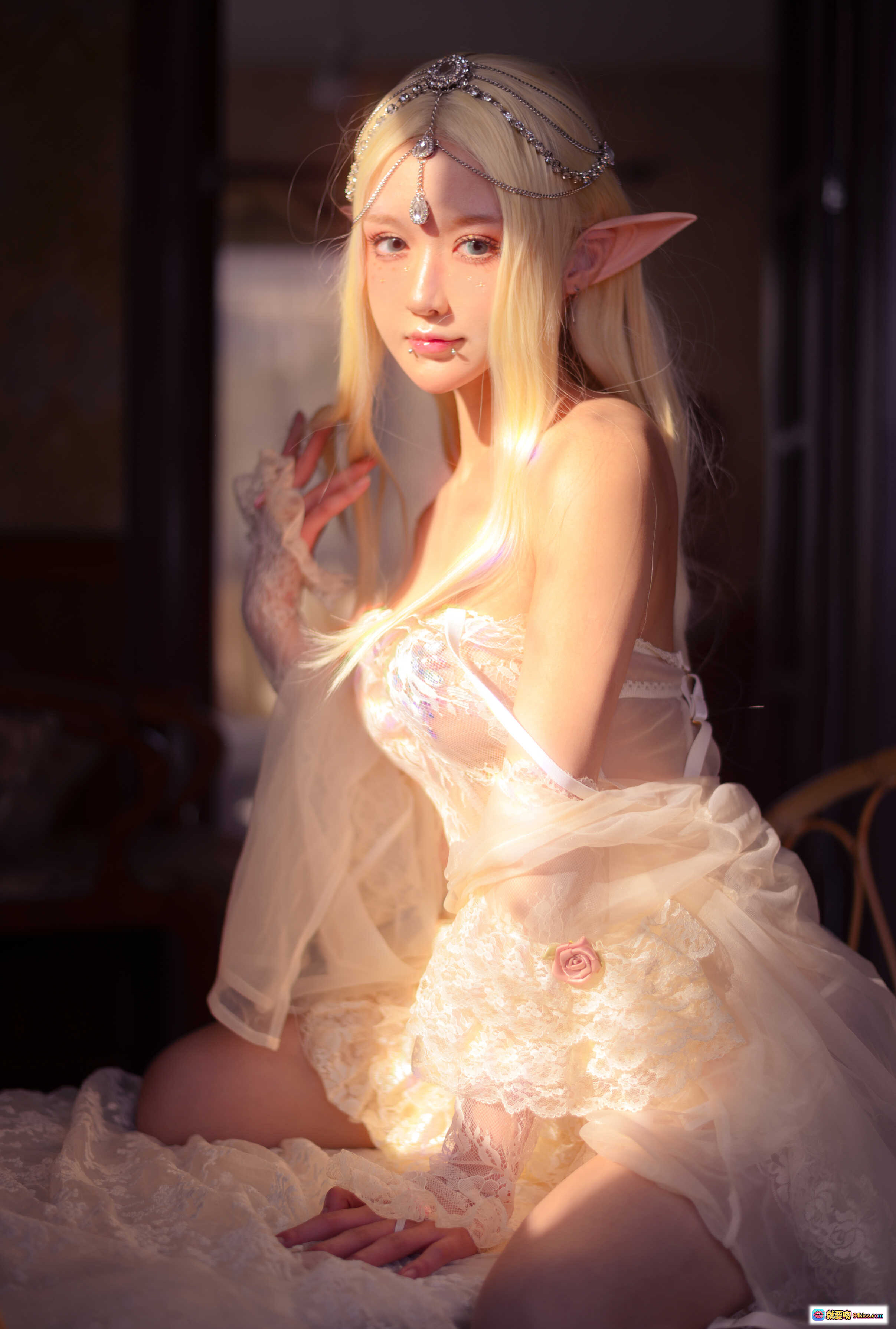 图片[2] - 阿包也是兔娘NO.029精灵写真｜蕾丝透视装+精灵耳+头饰+白丝美腿+室内暖光氛围感 Cosplay摄影集 - 就要吻