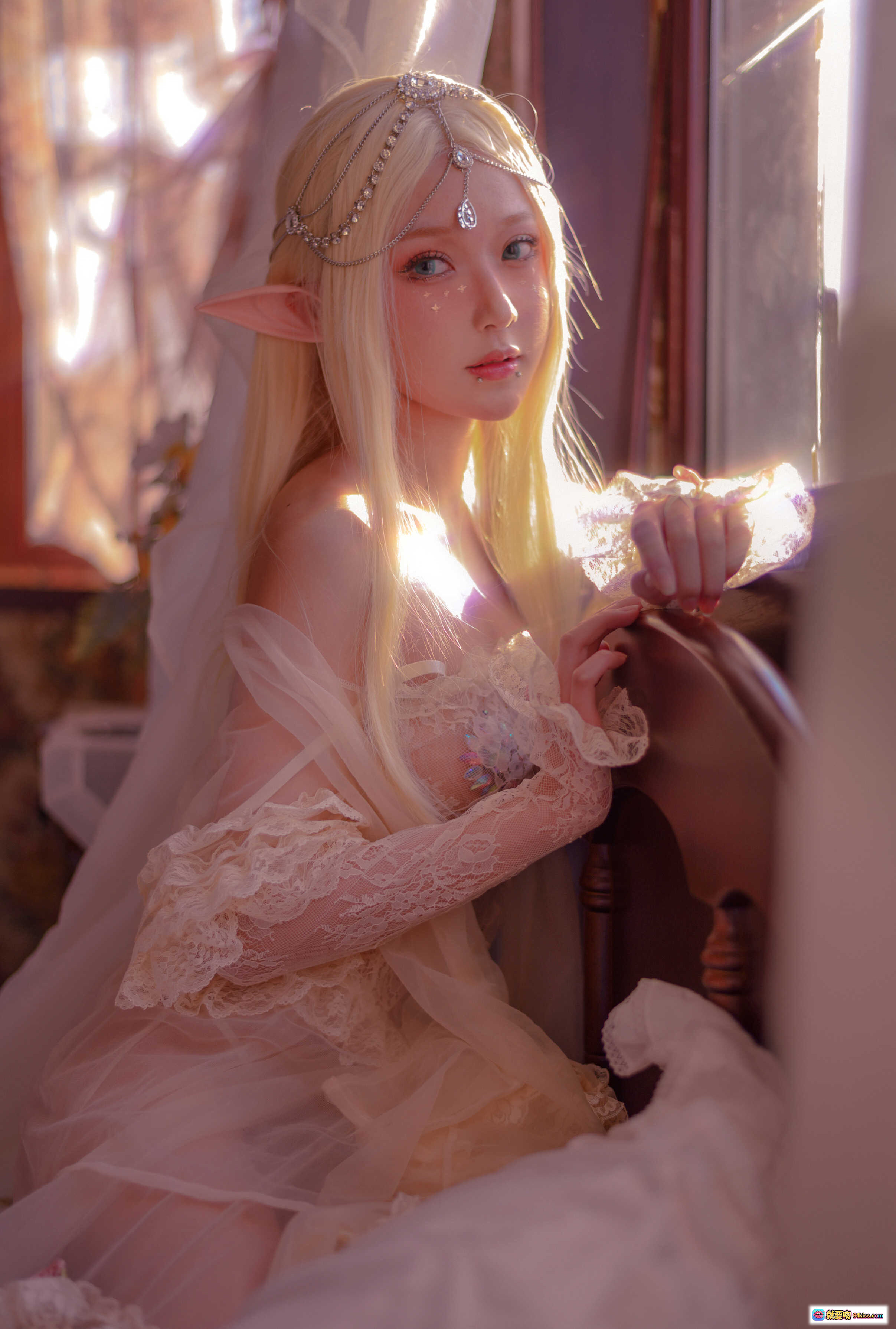图片[9] - 阿包也是兔娘NO.029精灵写真｜蕾丝透视装+精灵耳+头饰+白丝美腿+室内暖光氛围感 Cosplay摄影集 - 就要吻