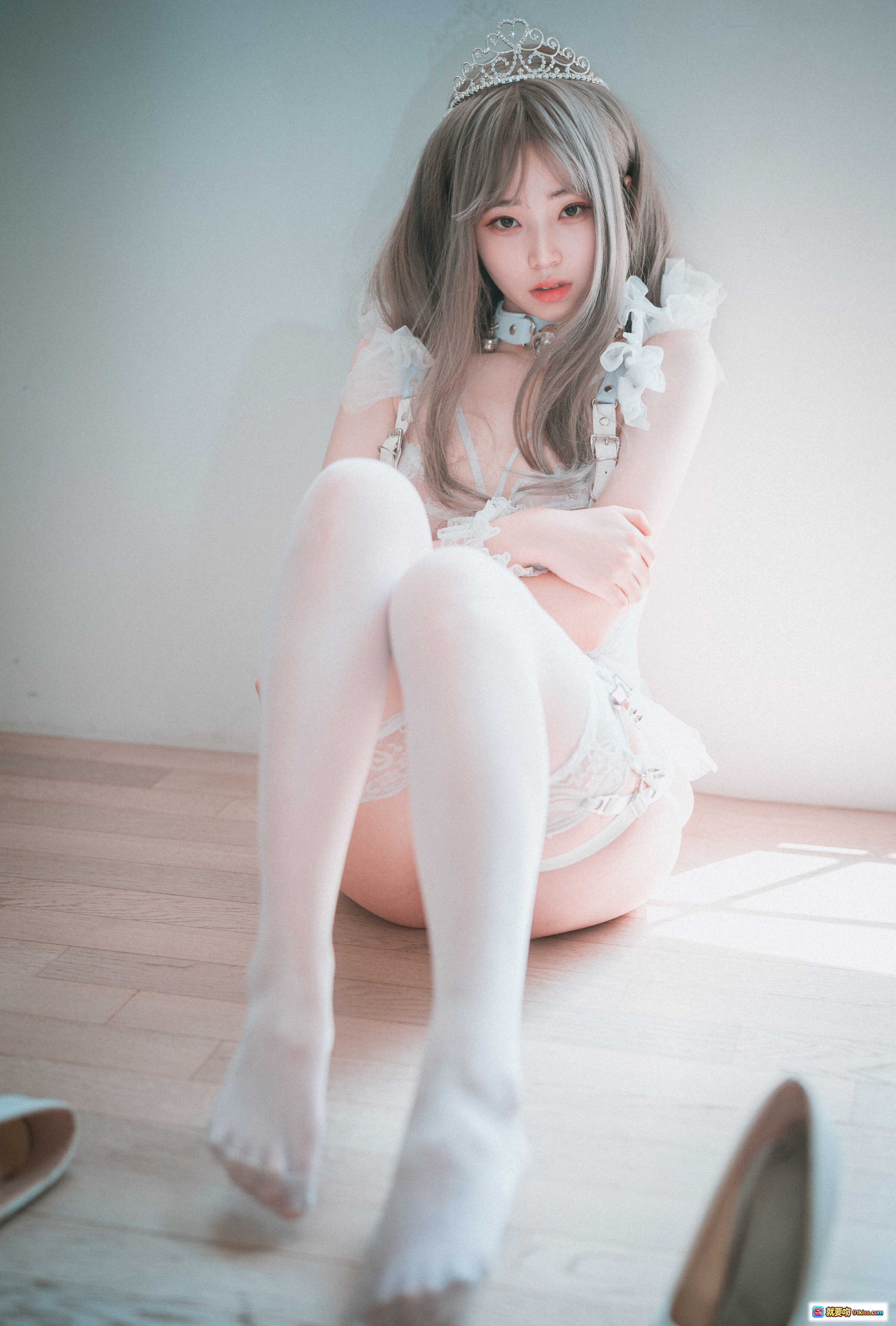 图片[4] - Bambi Reine de Blanc A-side 白色蕾丝内衣套装 镜前性感写真 高跟鞋搭配 透明吊带袜 植物背景 室内摄影 精致妆容 优雅姿态 - 就要吻