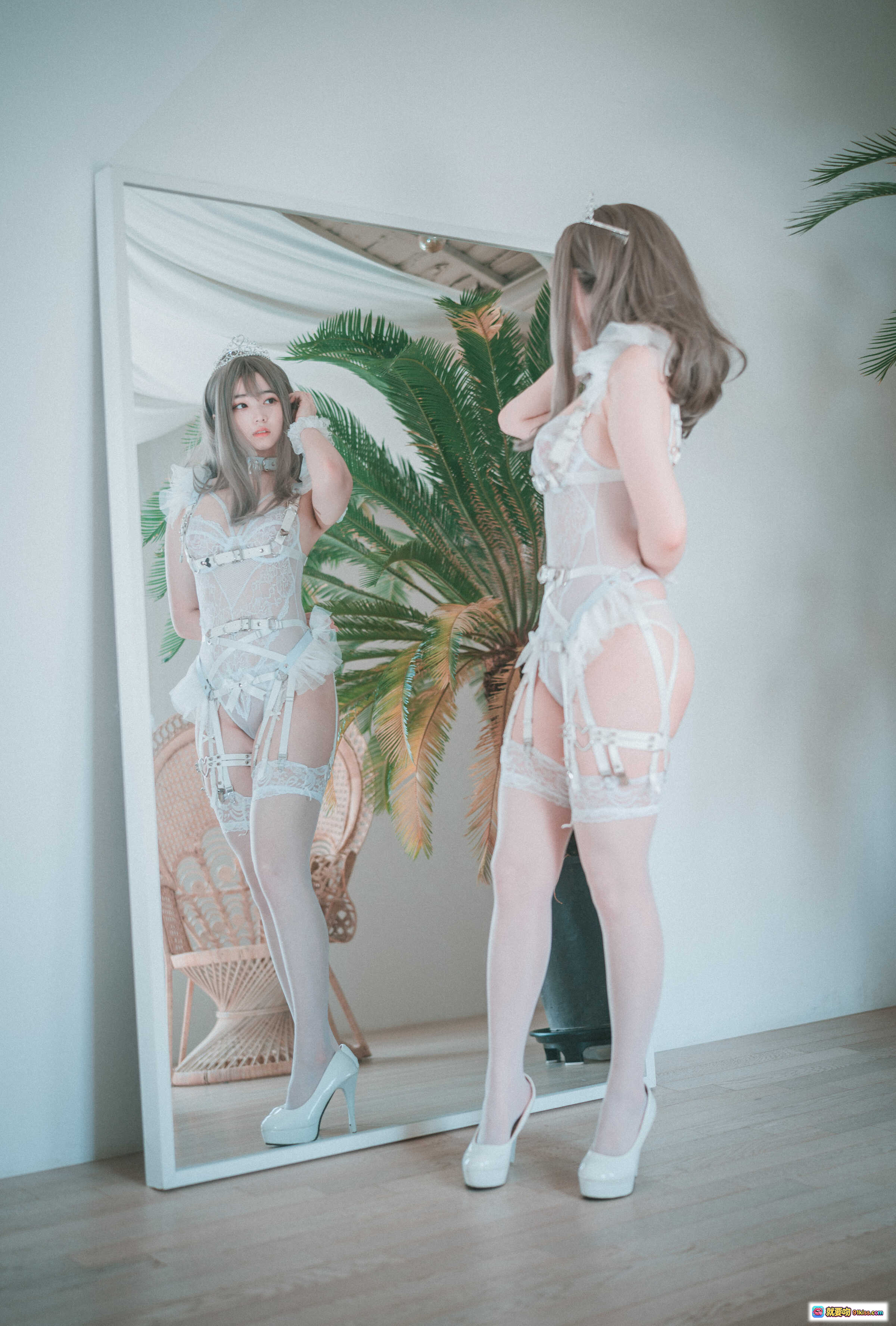 图片[1] - Bambi Reine de Blanc A-side 白色蕾丝内衣套装 镜前性感写真 高跟鞋搭配 透明吊带袜 植物背景 室内摄影 精致妆容 优雅姿态 - 就要吻