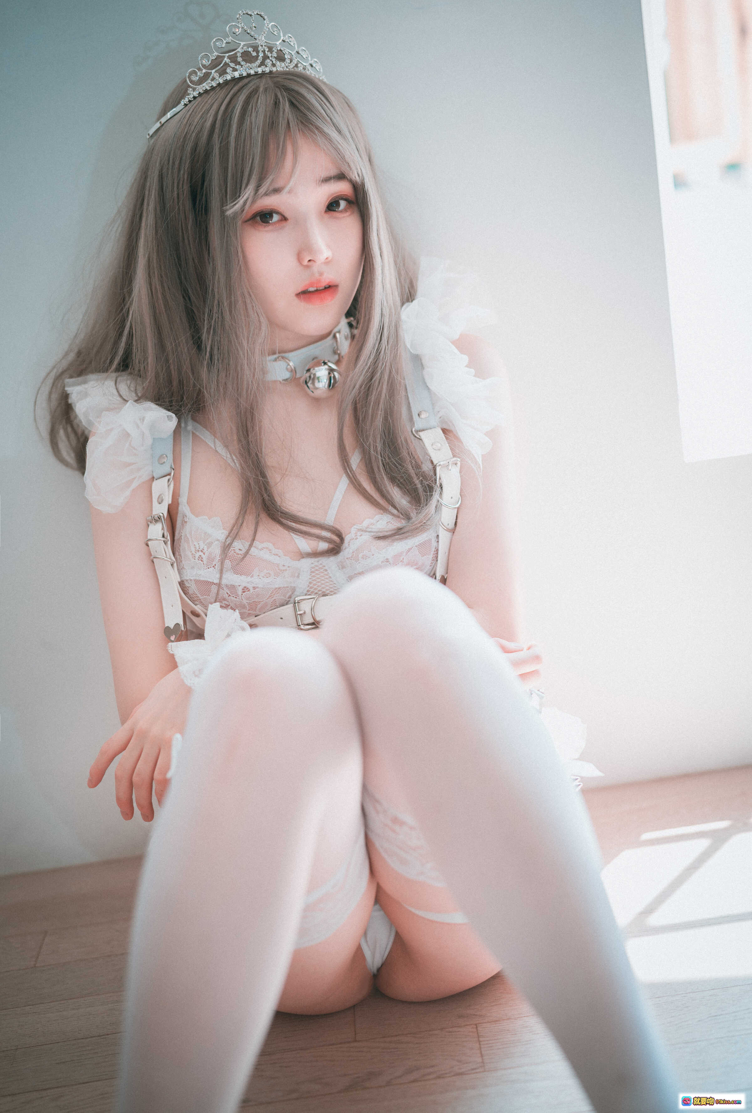 图片[8] - Bambi Reine de Blanc A-side 白色蕾丝内衣套装 镜前性感写真 高跟鞋搭配 透明吊带袜 植物背景 室内摄影 精致妆容 优雅姿态 - 就要吻