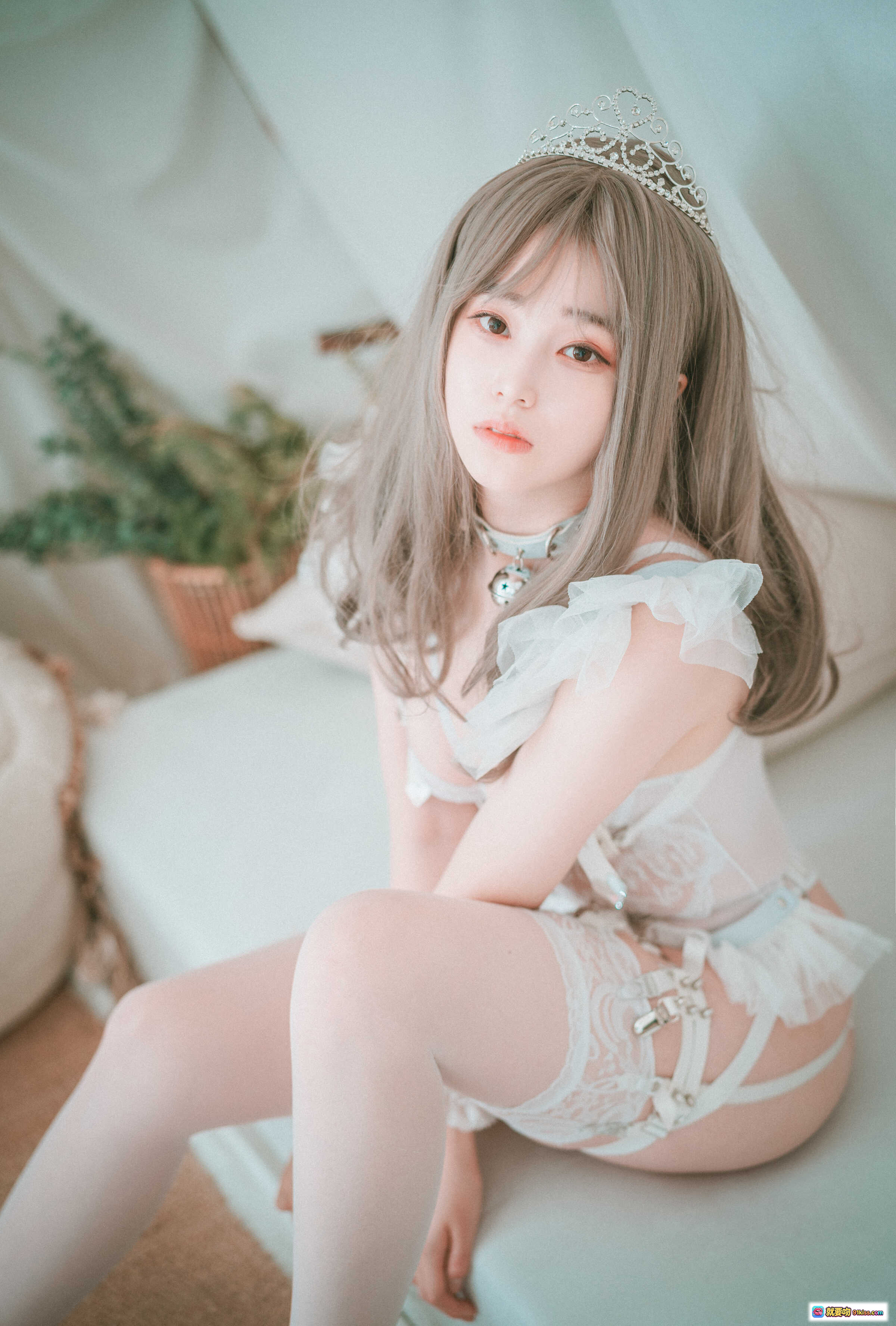 图片[9] - Bambi Reine de Blanc A-side 白色蕾丝内衣套装 镜前性感写真 高跟鞋搭配 透明吊带袜 植物背景 室内摄影 精致妆容 优雅姿态 - 就要吻