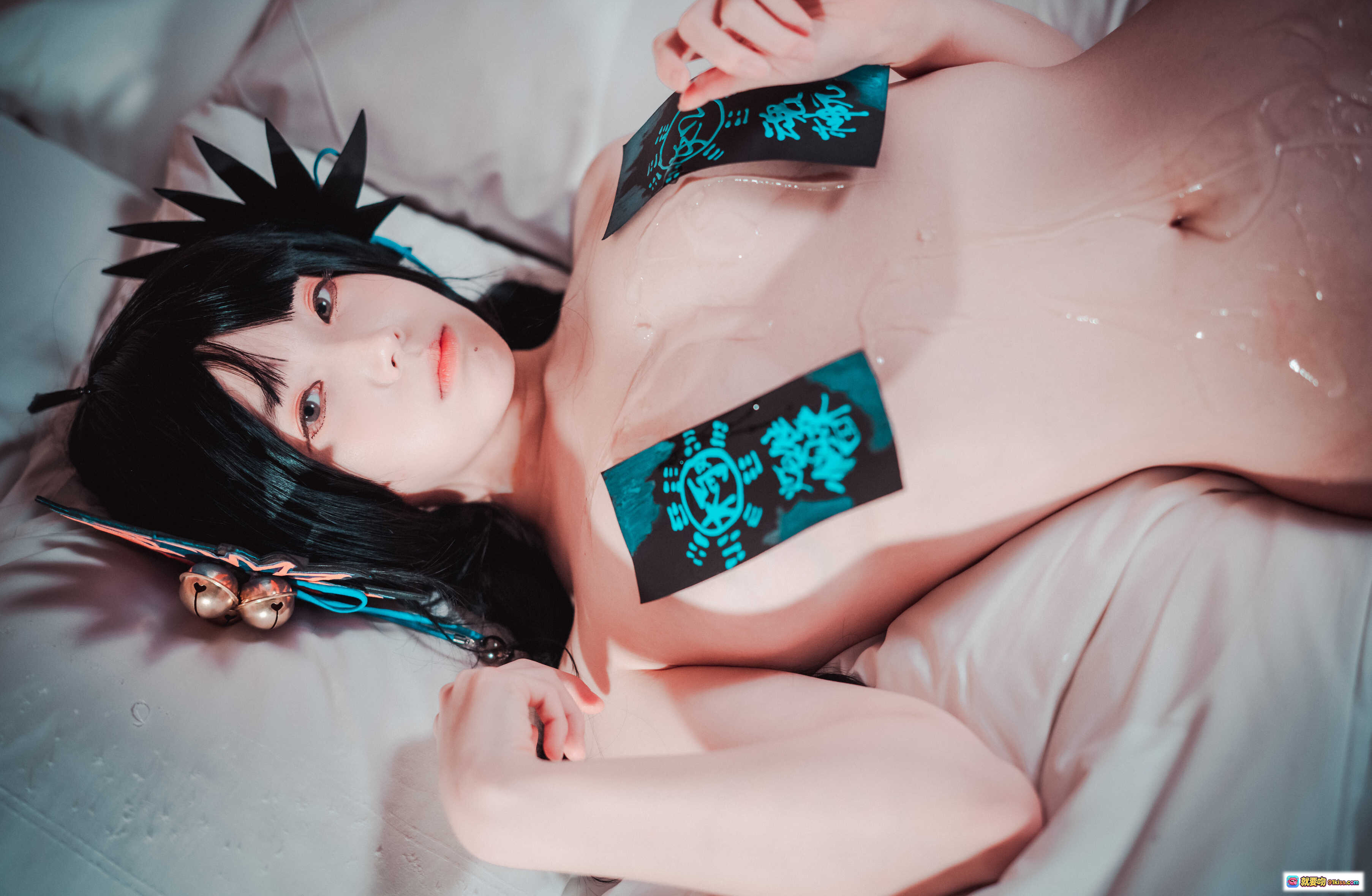 图片[5] - Bambi [DJAWA] Equinoctial Bari S Ver Cosplay写真｜黑发少女床上持符咒｜精致妆容与光影氛围感｜二次元角色还原度高 - 就要吻