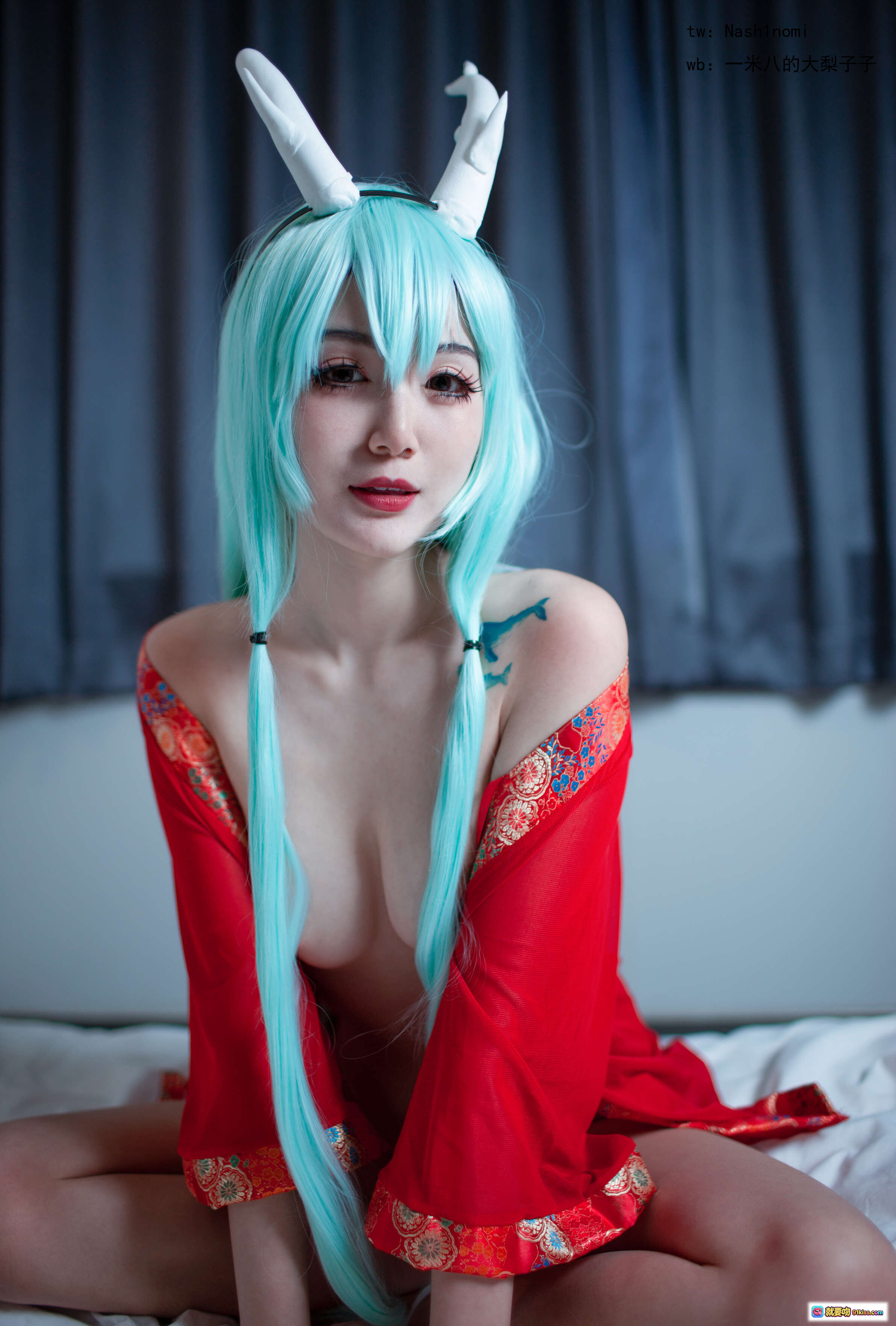 图片[1] - 龙王COS写真NO.006 | 蓝发双马尾+白角头饰+红色露肩和风服饰 | 13P高清美图 - 就要吻