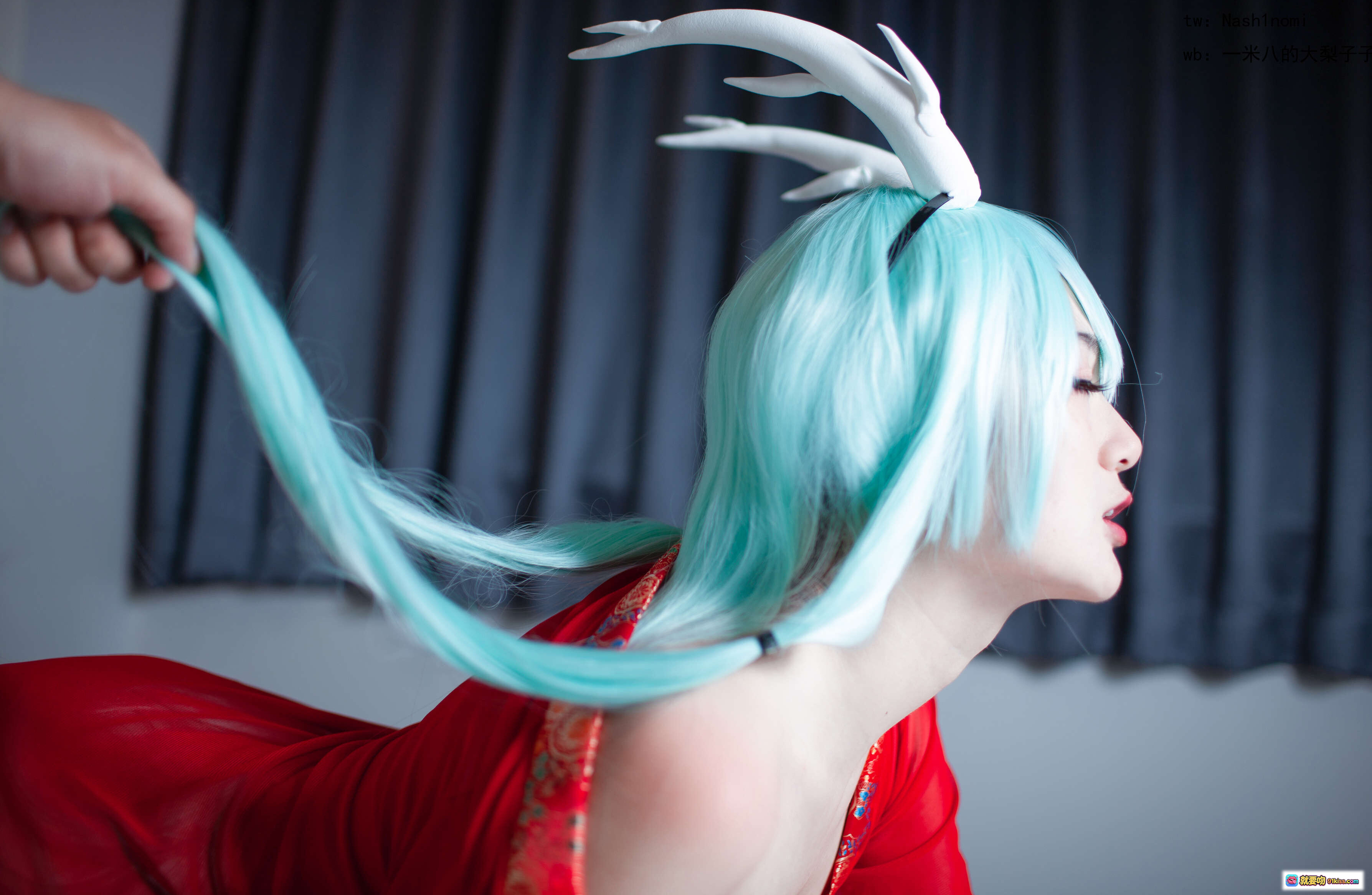 图片[3] - 龙王COS写真NO.006 | 蓝发双马尾+白角头饰+红色露肩和风服饰 | 13P高清美图 - 就要吻