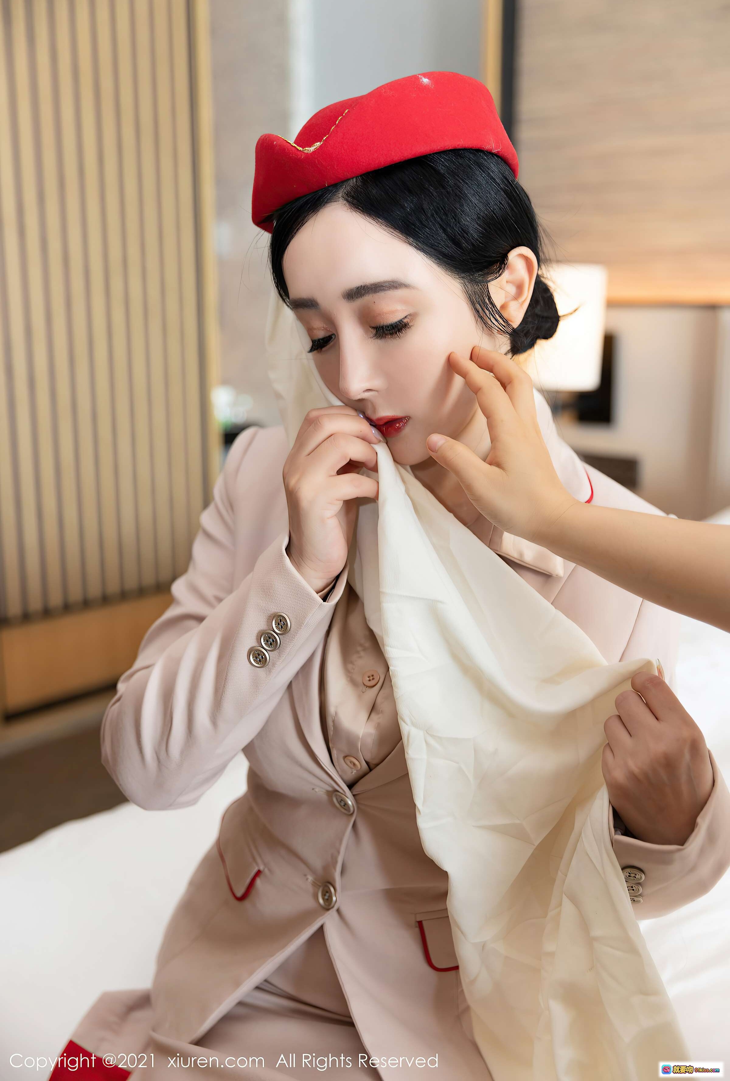 图片[8] - 允爾空姐制服写真｜酒店床边优雅坐姿｜黑行李箱搭配白高跟｜秀人网2021.04.08 VOL.3282 - 就要吻