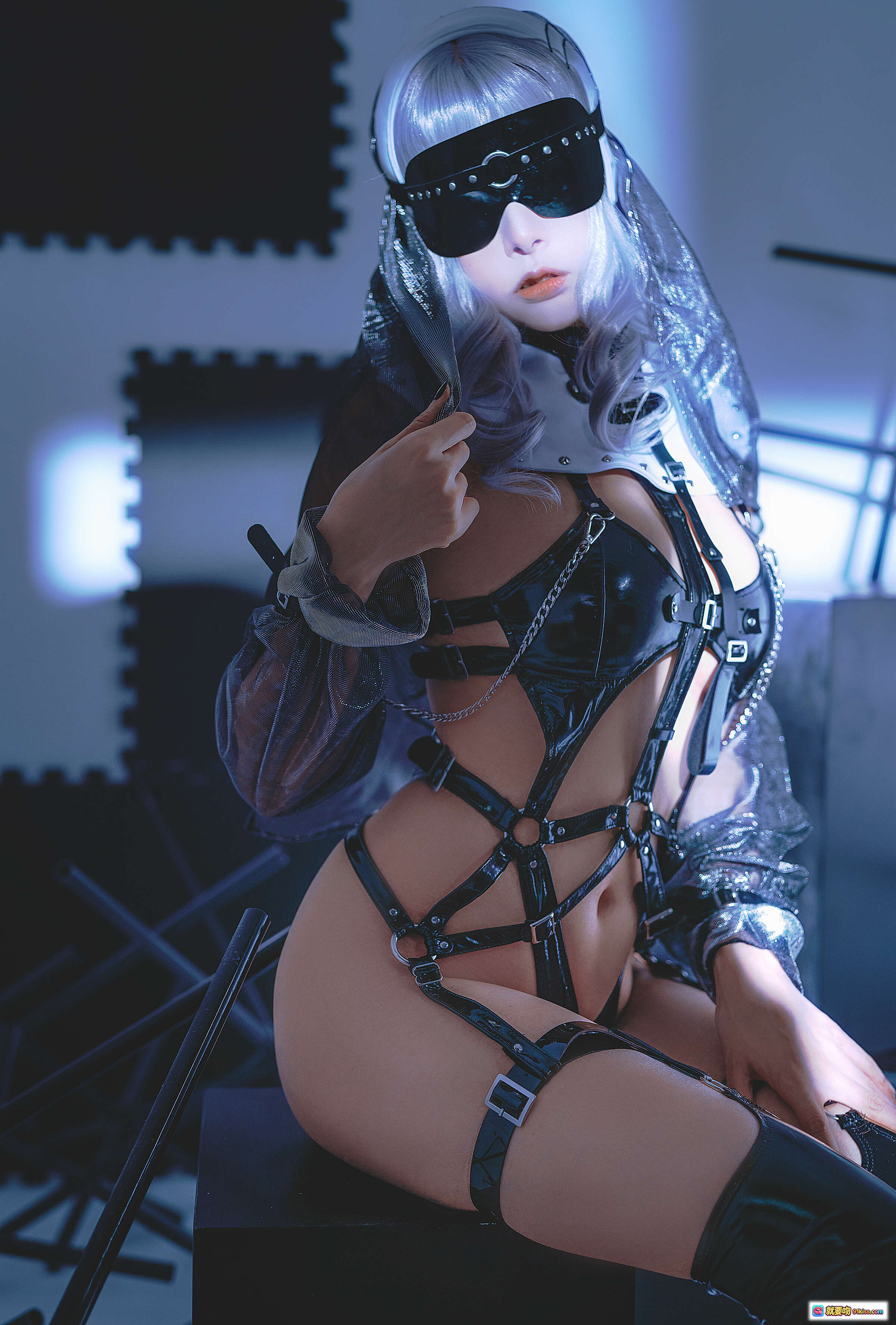 图片[9] - 秋和柯基 NO.013 银发圣女 Cosplay 写真集 25P 656MB 黑色皮质绑带 装甲肩甲 金属链条 性感诱惑 视觉冲击力强 高清摄影 精致妆造 暗黑系风格 - 就要吻
