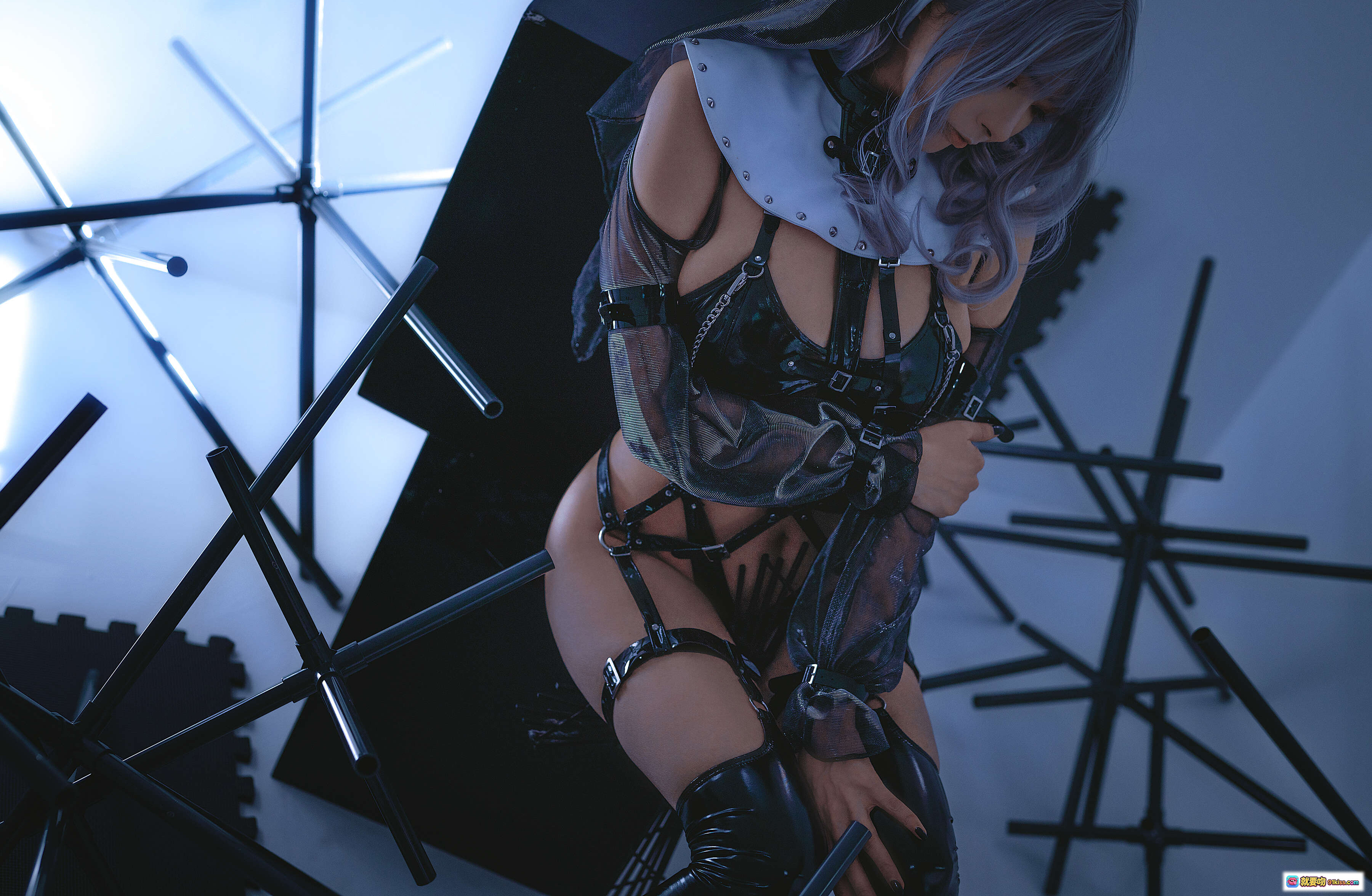 图片[7] - 秋和柯基 NO.013 银发圣女 Cosplay 写真集 25P 656MB 黑色皮质绑带 装甲肩甲 金属链条 性感诱惑 视觉冲击力强 高清摄影 精致妆造 暗黑系风格 - 就要吻