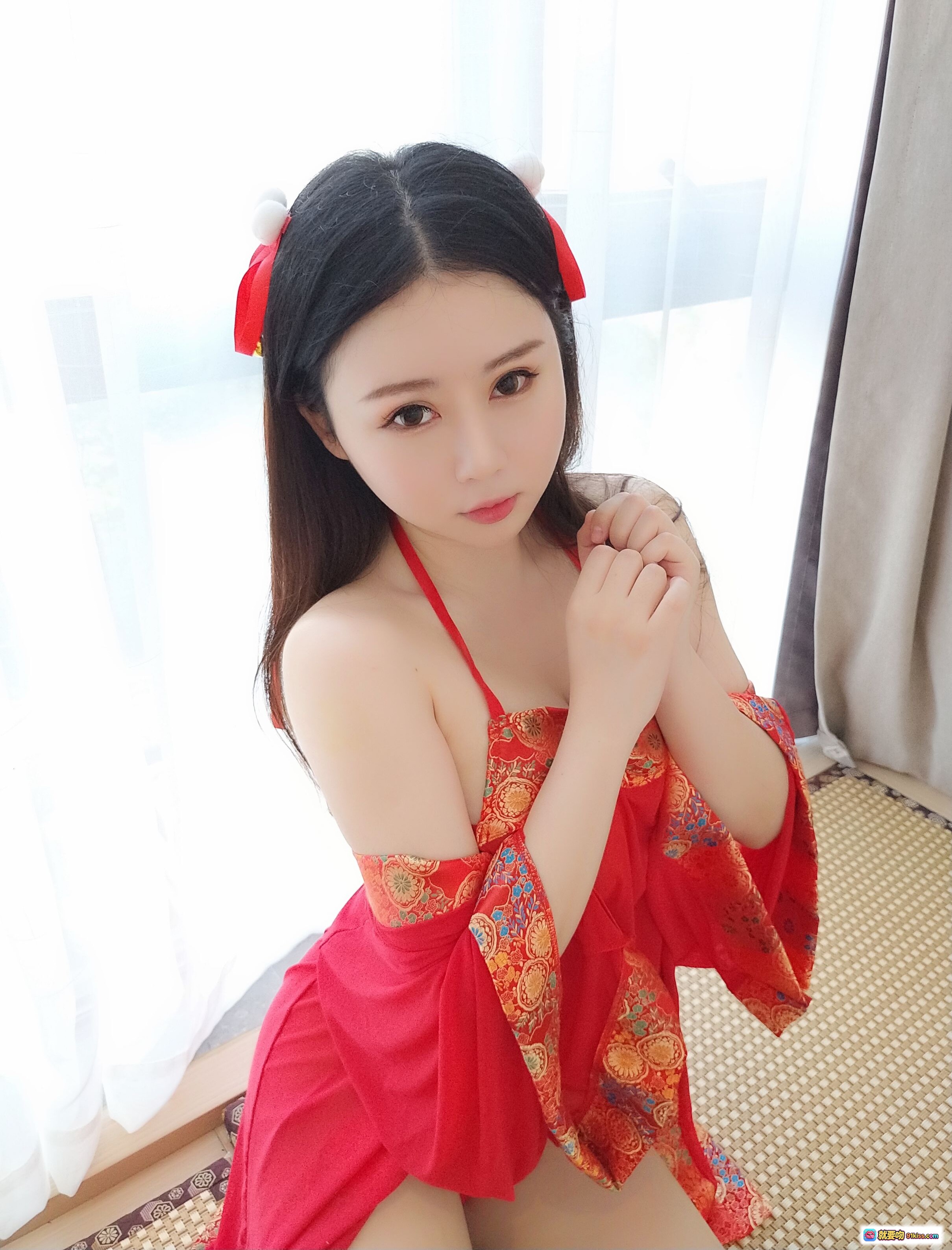 图片[7] - 依酱吖NO.033媚娘红装写真｜古风美人露肩刺绣汉服｜甜美长发配红饰｜窗边柔光私房照 - 就要吻