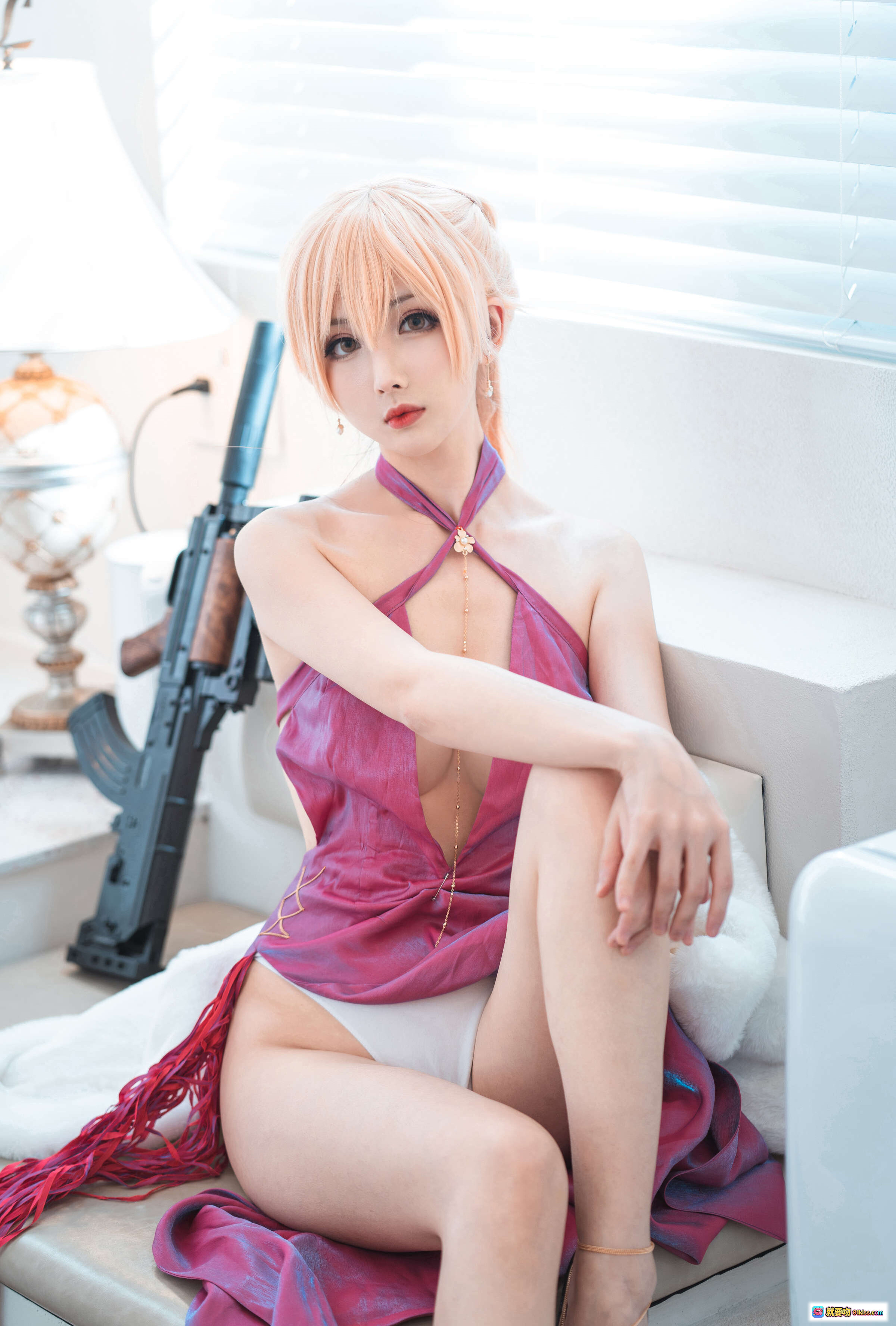 图片[10] - rioko凉凉子NO.047 OTS-14礼服Cosplay写真 25P高清美图 紫色深V长裙 白毛绒袖 持枪窗边坐姿 室内柔光氛围感大片 - 就要吻