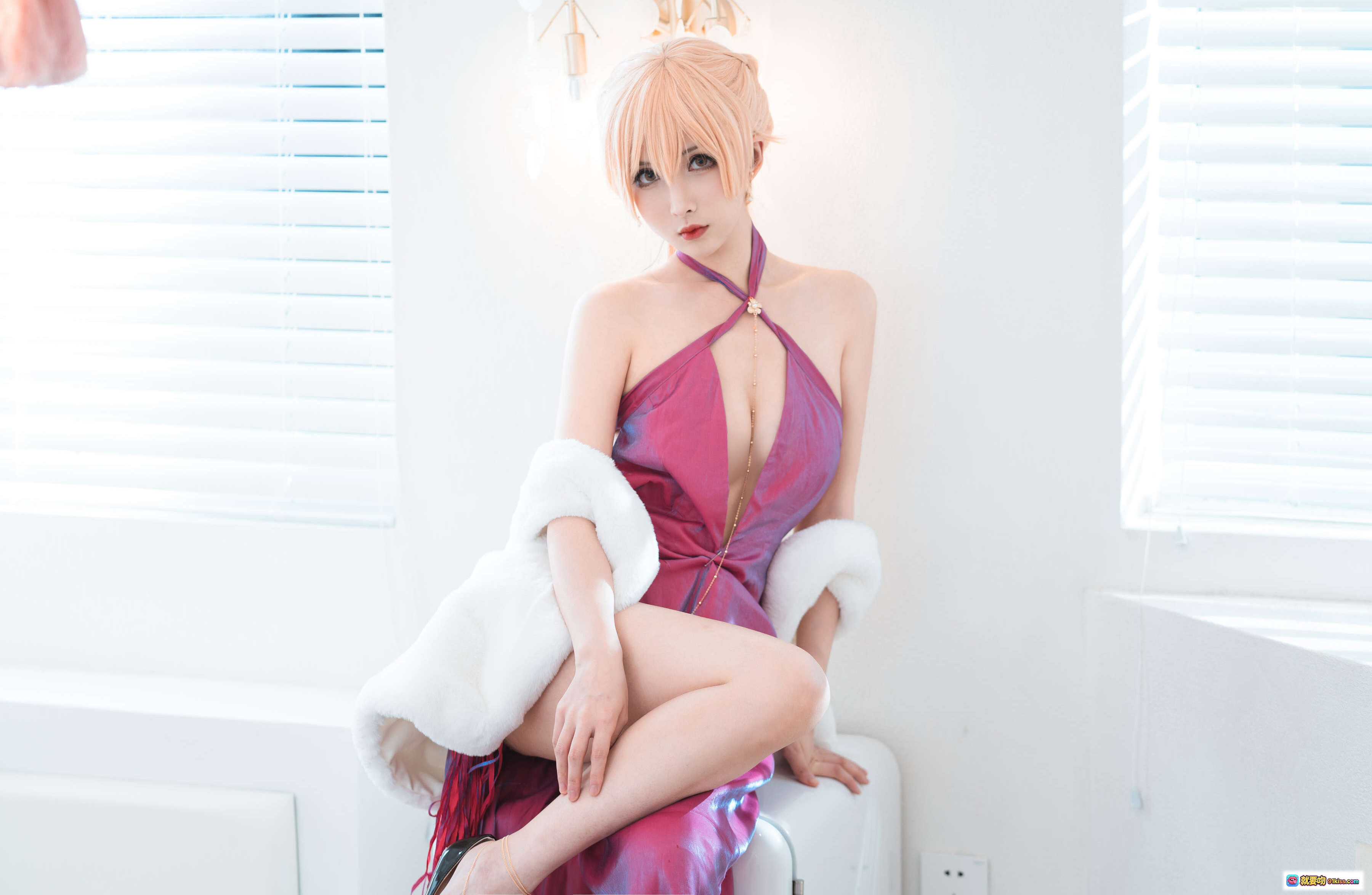 图片[7] - rioko凉凉子NO.047 OTS-14礼服Cosplay写真 25P高清美图 紫色深V长裙 白毛绒袖 持枪窗边坐姿 室内柔光氛围感大片 - 就要吻