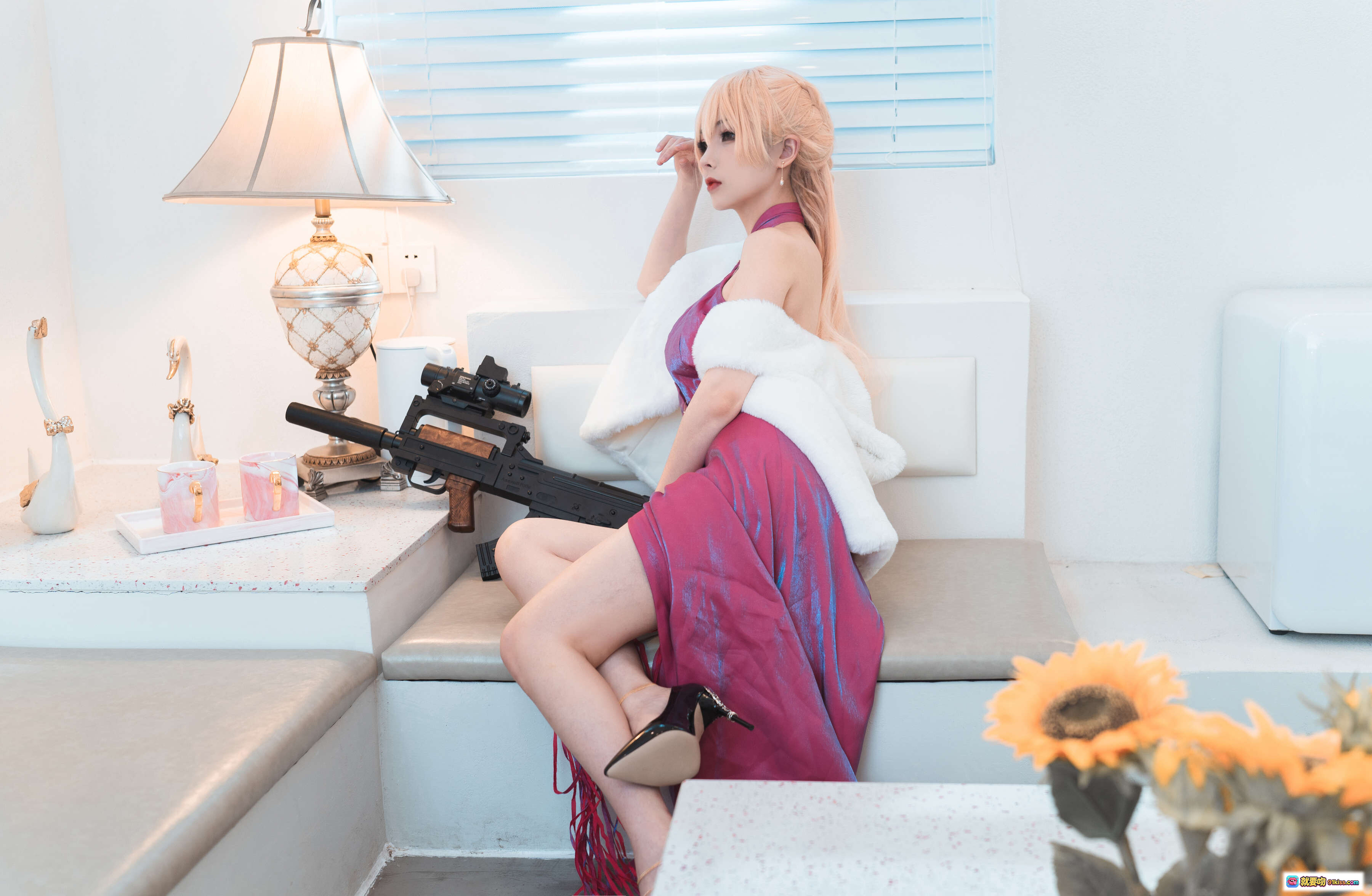 图片[9] - rioko凉凉子NO.047 OTS-14礼服Cosplay写真 25P高清美图 紫色深V长裙 白毛绒袖 持枪窗边坐姿 室内柔光氛围感大片 - 就要吻