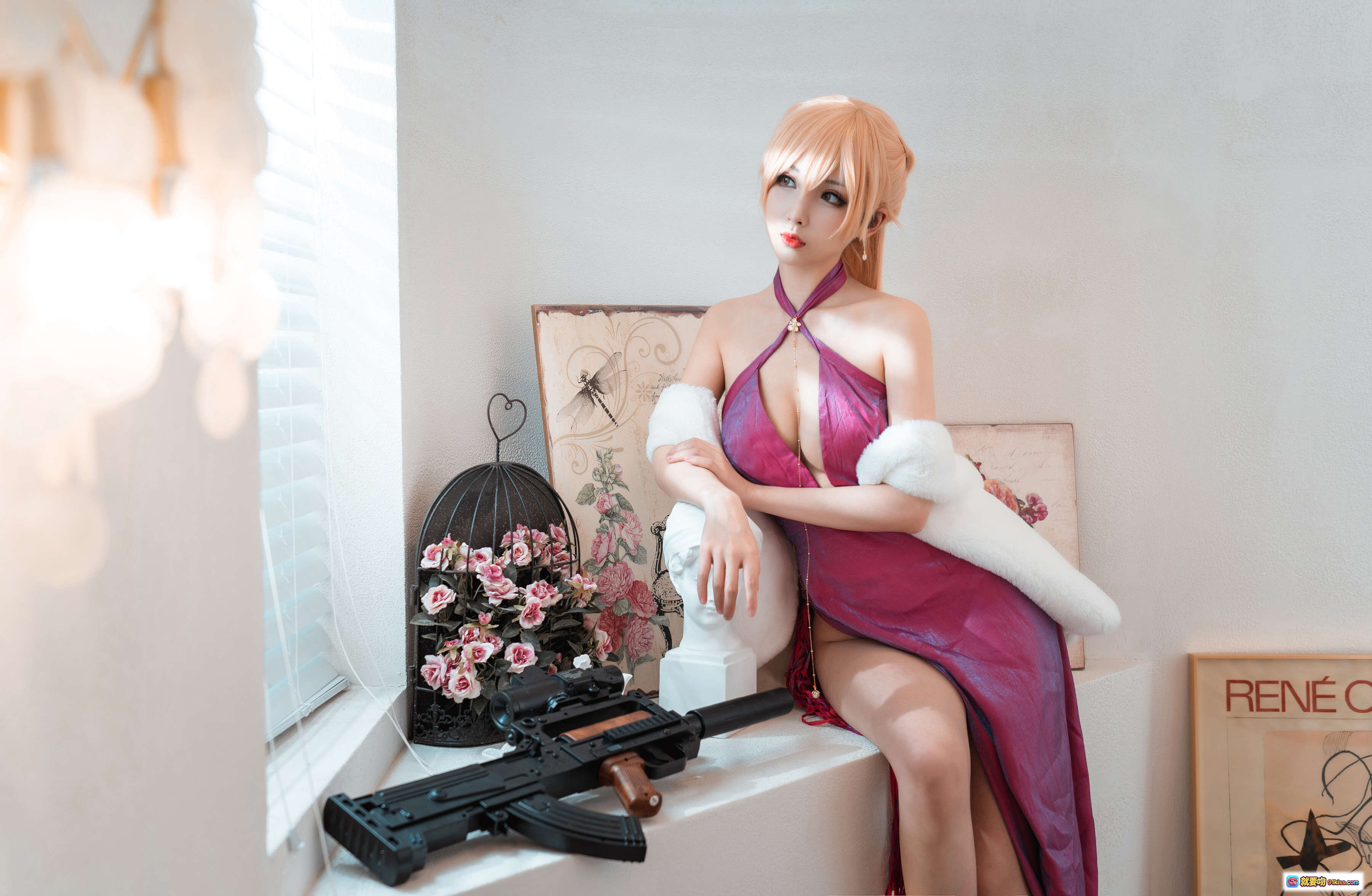 rioko凉凉子NO.047 OTS-14礼服Cosplay写真 25P高清美图 紫色深V长裙 白毛绒袖 持枪窗边坐姿 室内柔光氛围感大片 - 就要吻
