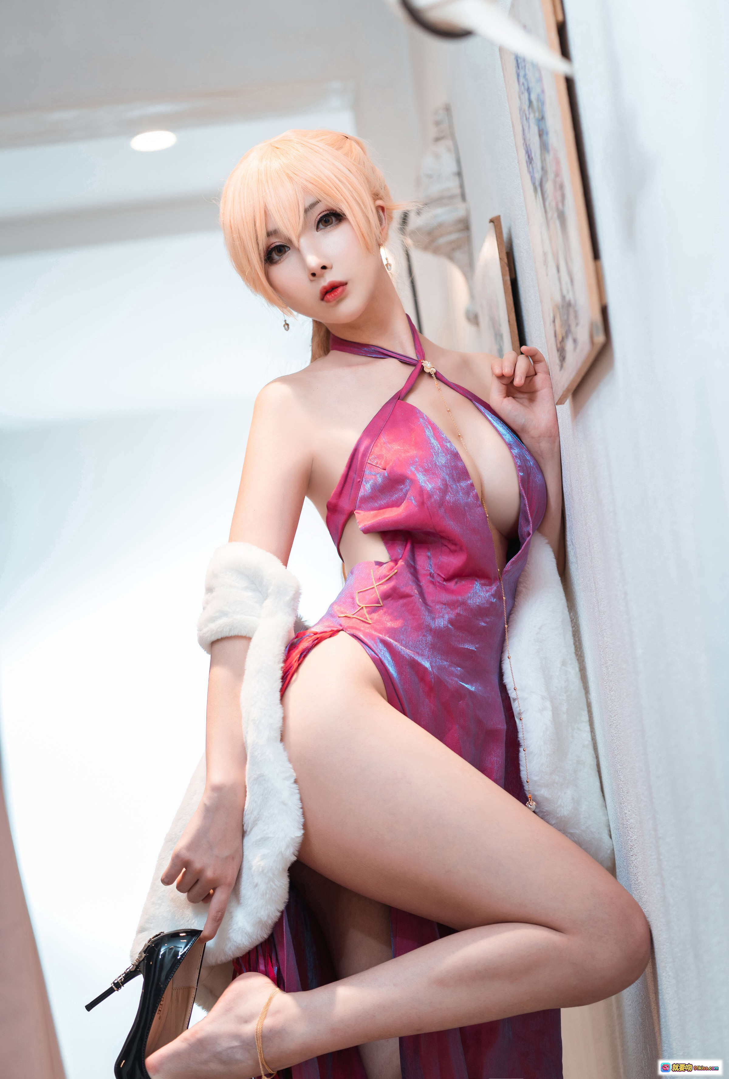图片[8] - rioko凉凉子NO.047 OTS-14礼服Cosplay写真 25P高清美图 紫色深V长裙 白毛绒袖 持枪窗边坐姿 室内柔光氛围感大片 - 就要吻
