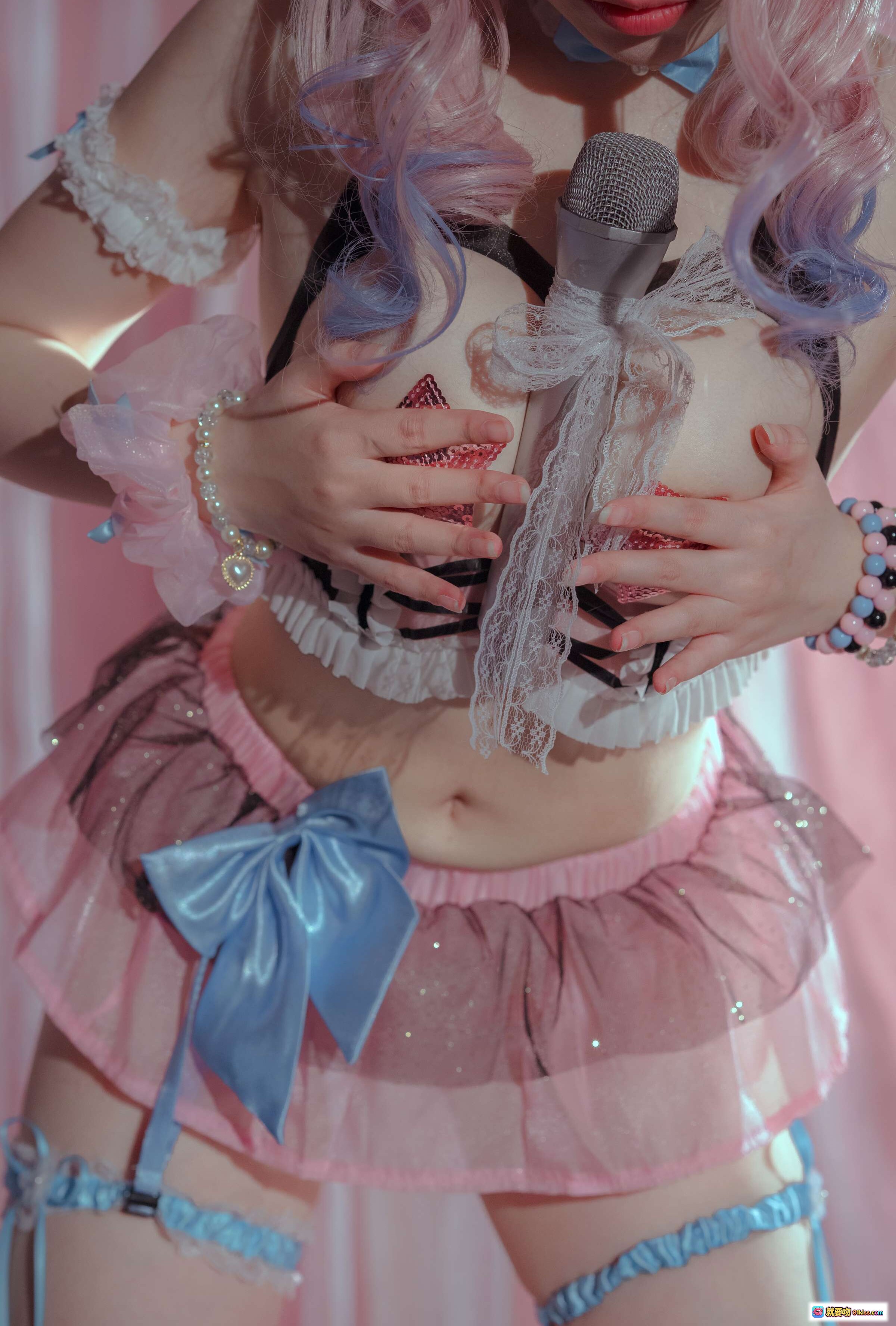 图片[5] - 七月喵子NO.022爱豆写真｜粉色系洛丽塔cosplay｜蕾丝内衣+蝴蝶结装饰｜跪姿诱惑造型｜甜美卷发配饰｜高质感摄影33P - 就要吻