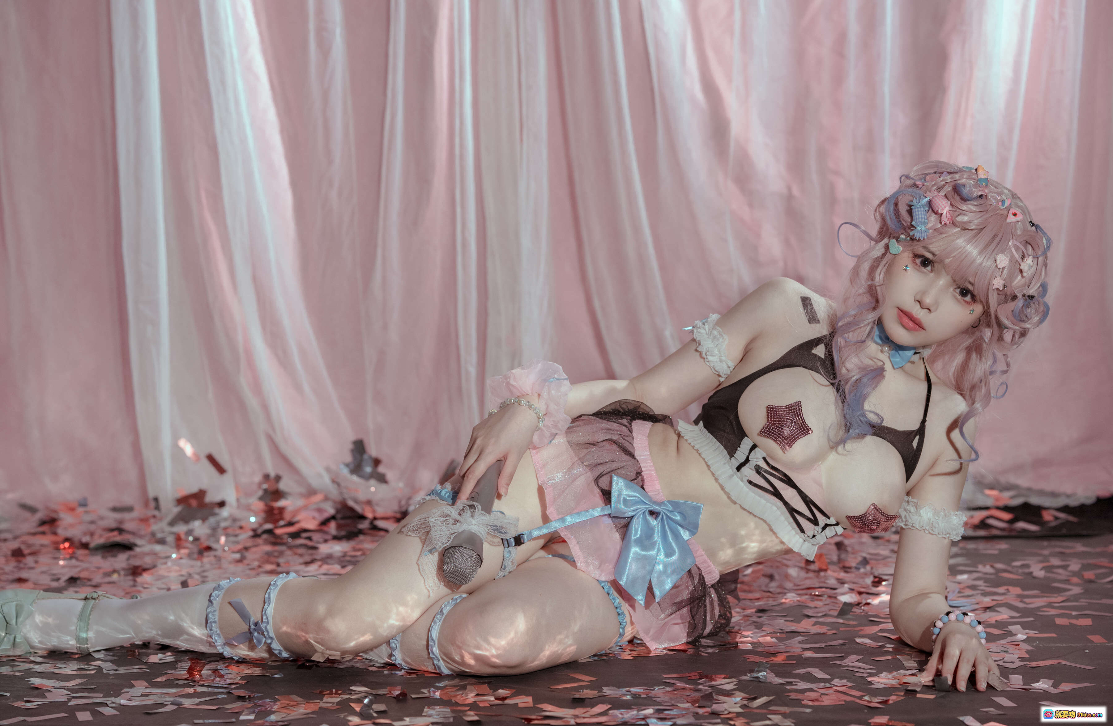 图片[8] - 七月喵子NO.022爱豆写真｜粉色系洛丽塔cosplay｜蕾丝内衣+蝴蝶结装饰｜跪姿诱惑造型｜甜美卷发配饰｜高质感摄影33P - 就要吻