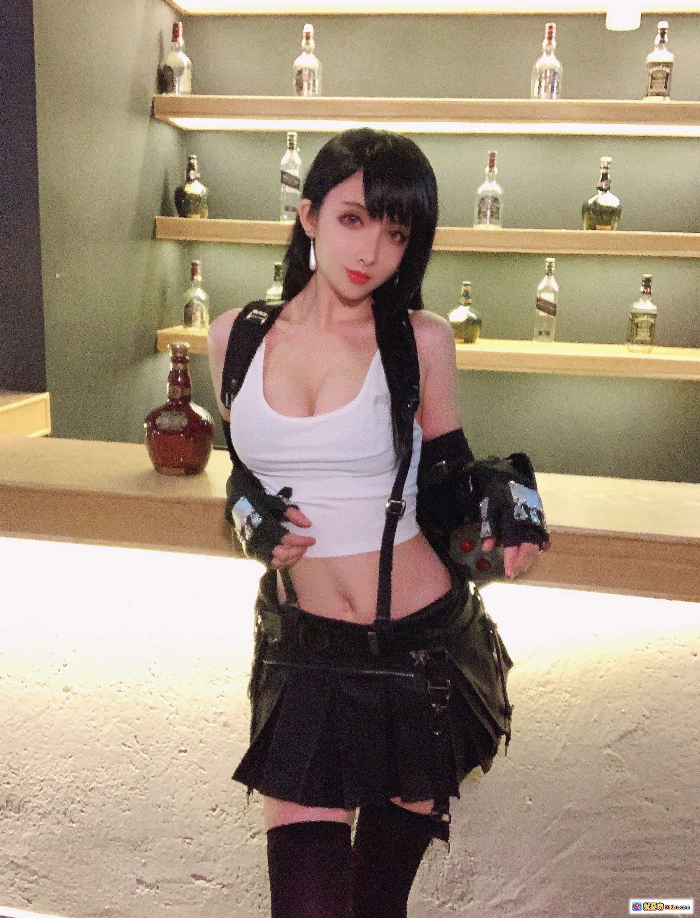 图片[2] - rioko凉凉子COS蒂法性感写真｜黑丝红靴白背心造型｜酒吧背景19P高清图集 - 就要吻