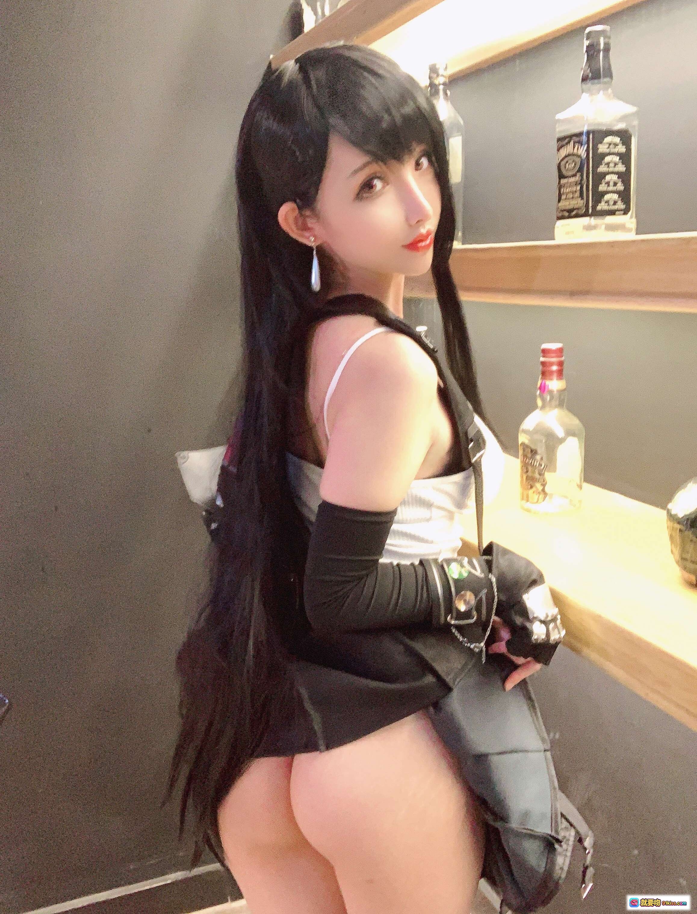 图片[8] - rioko凉凉子COS蒂法性感写真｜黑丝红靴白背心造型｜酒吧背景19P高清图集 - 就要吻