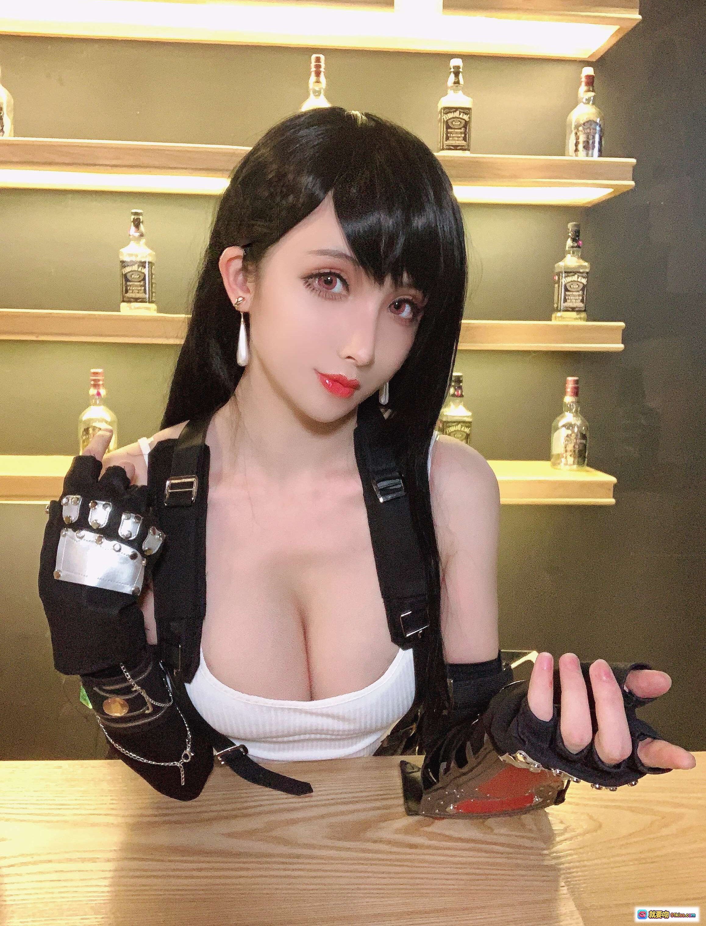 图片[4] - rioko凉凉子COS蒂法性感写真｜黑丝红靴白背心造型｜酒吧背景19P高清图集 - 就要吻