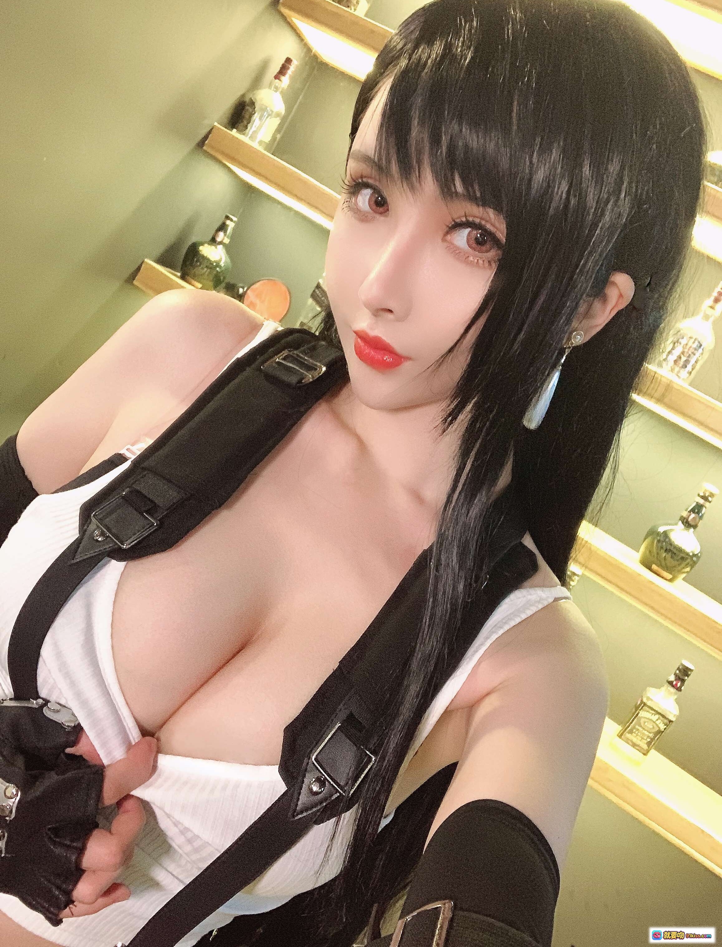 图片[3] - rioko凉凉子COS蒂法性感写真｜黑丝红靴白背心造型｜酒吧背景19P高清图集 - 就要吻
